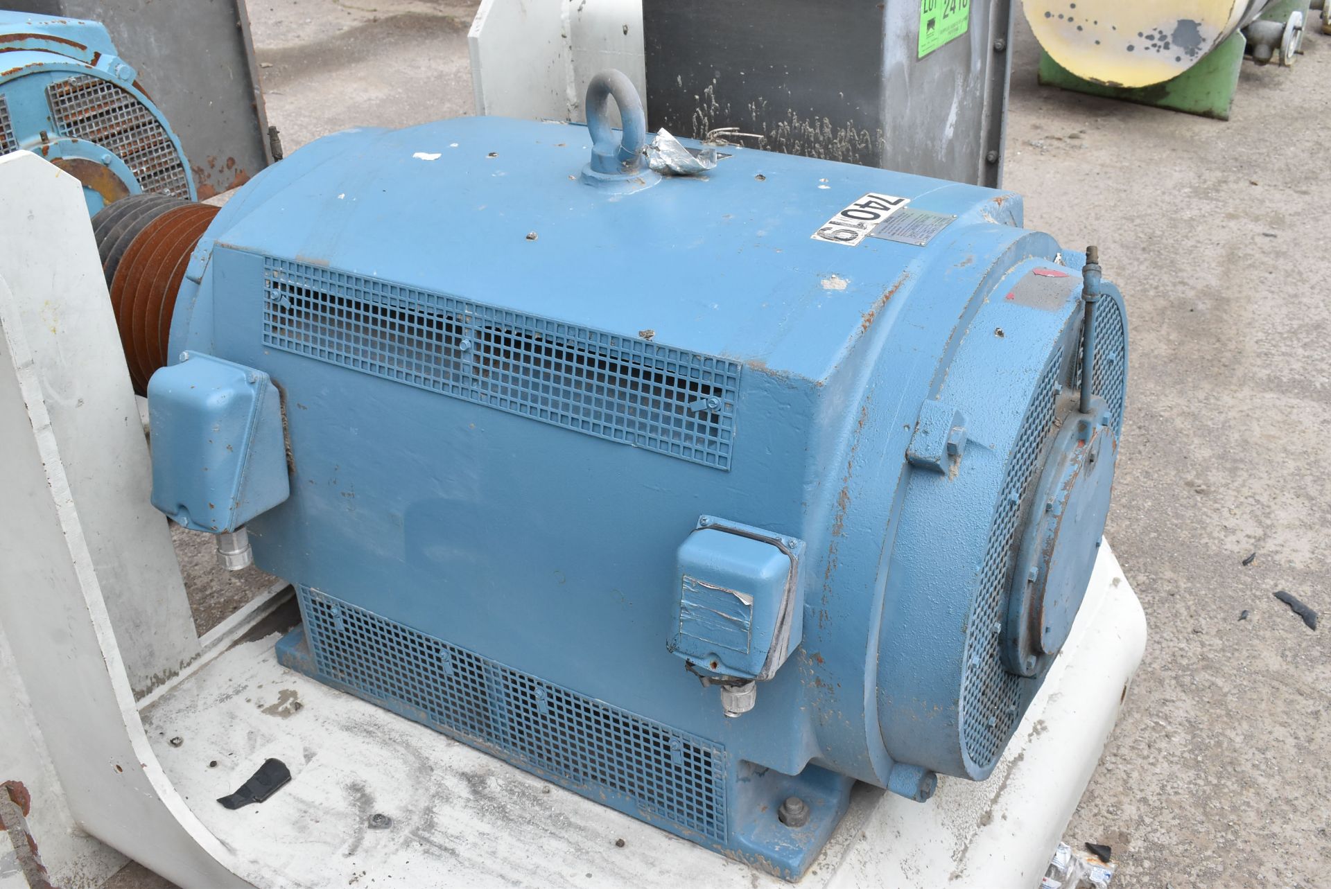 TOSHIBA 250 HP ELECTRIC MOTOR WITH 887 RPM/4160V/3PH/60HZ, S/N: 020300439 (CI) [RIGGING FEE FOR - Image 2 of 3