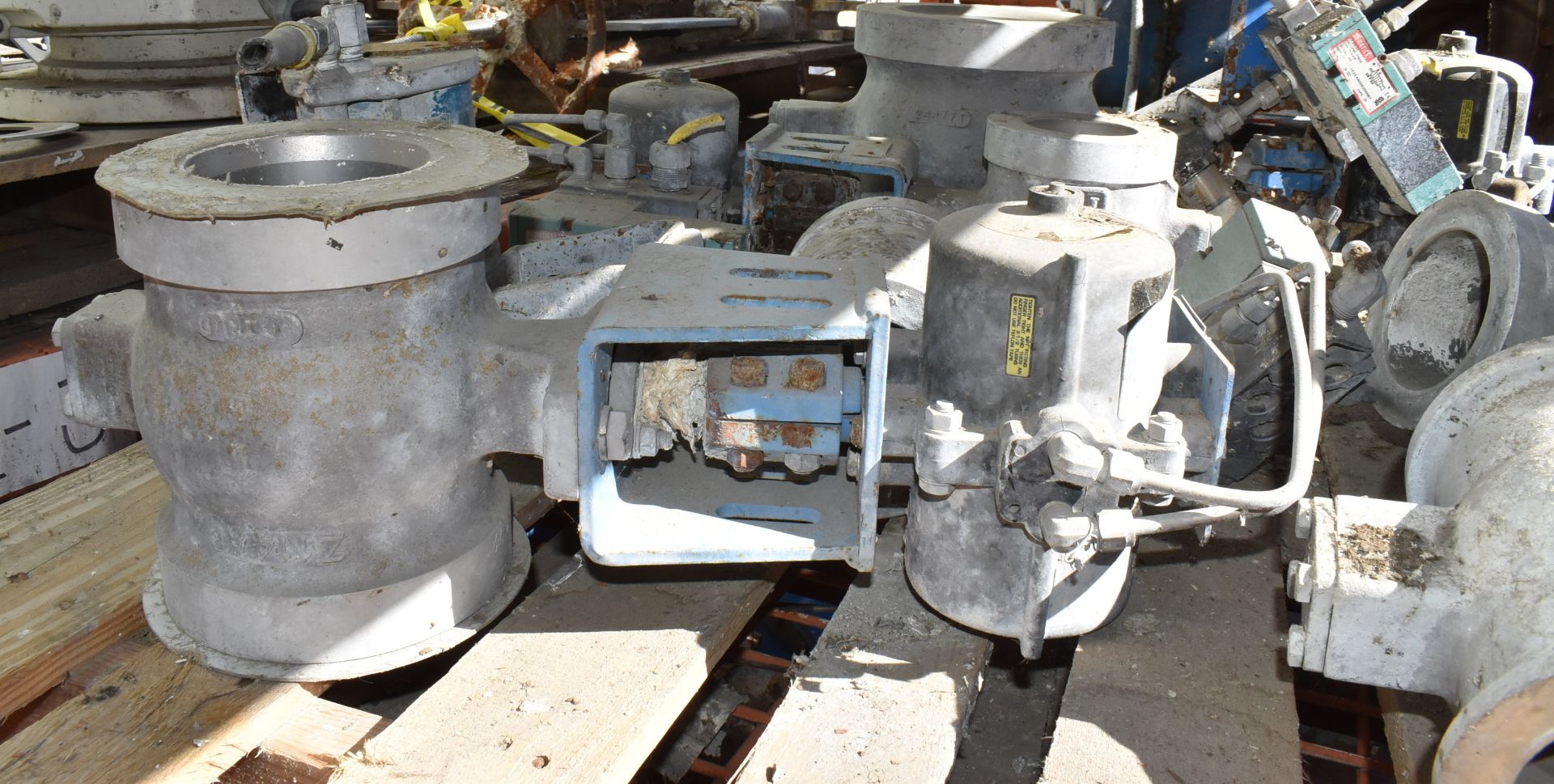 LOT/ CONTENTS OF SHELF - SKID WITH ACTUATED BALL VALVES - VARIOUS SIZES, (1) MFG. UNKNOWN ACTUATED - Image 3 of 5