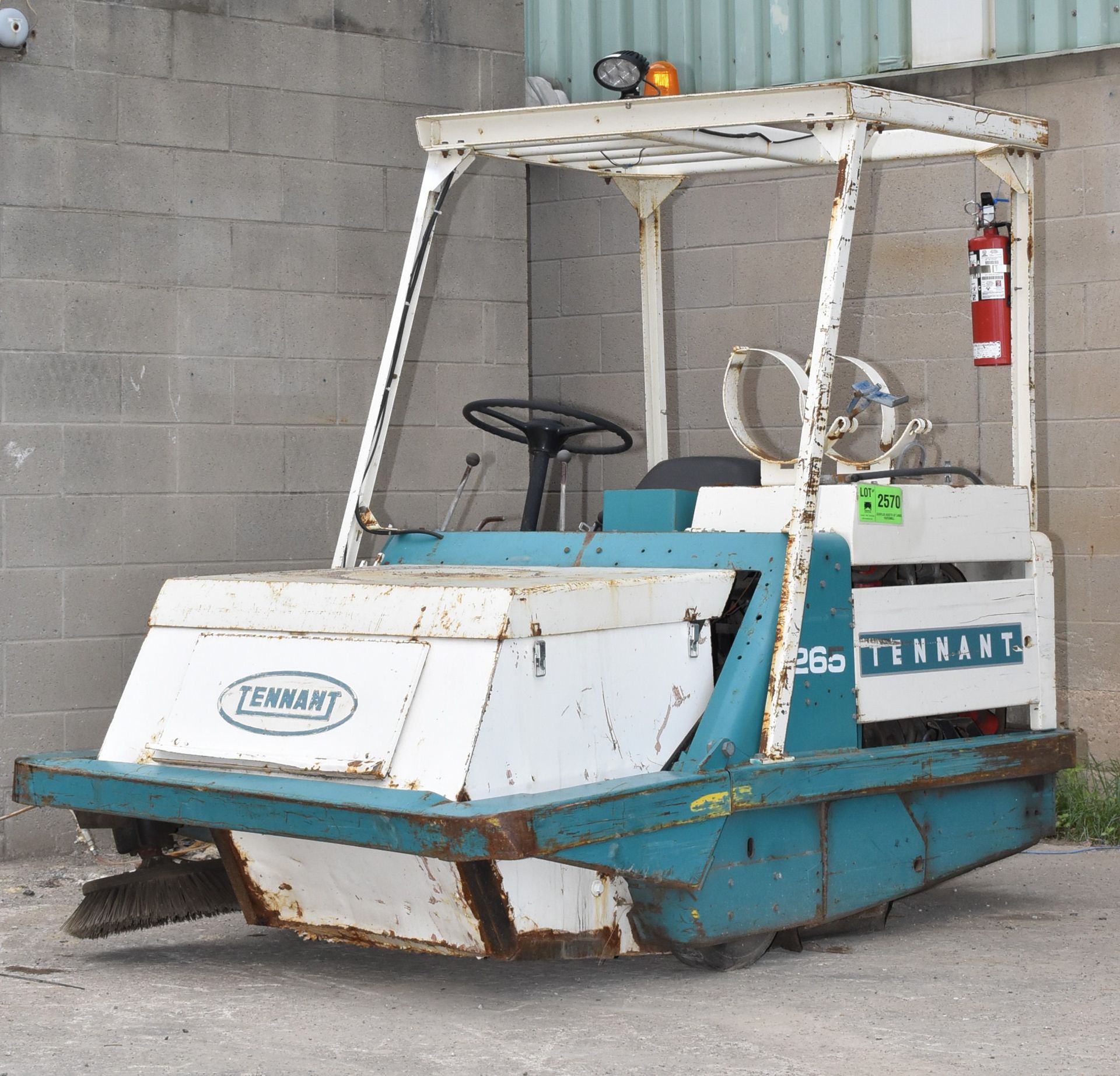 TENNANT 265 RIDE-ON LPG FLOOR SCRUBBER, S/N: 7390(PROPANE TANK NOT INCLUDED) [RIGGING FEE FOR LOT #