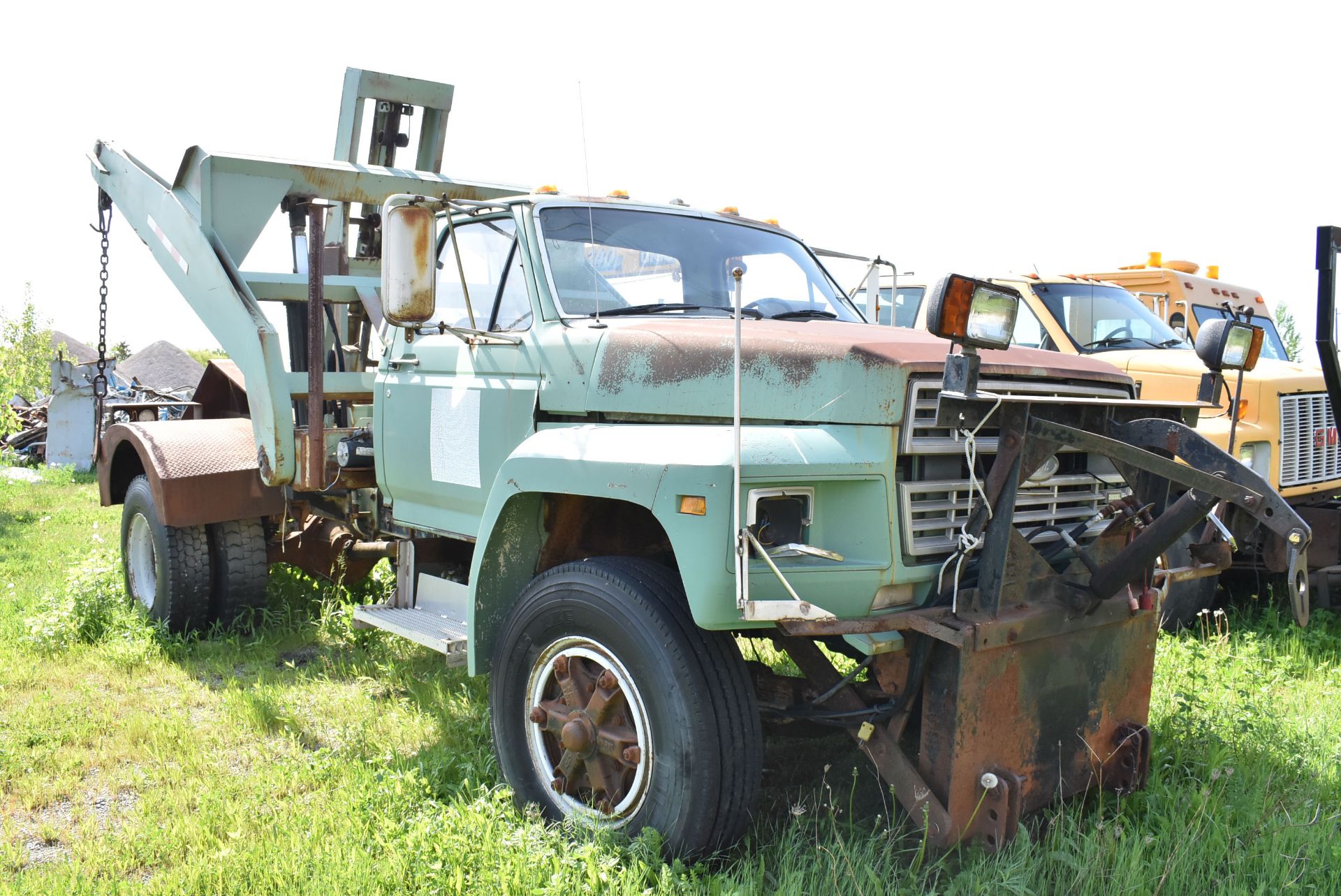 FORD F-800 TRUCK WITH DETROIT DIESEL 8.2L 8 CYLINDER ENGINE, MANUAL TRANSMISSION, RWD, SNOW PLOW - Image 2 of 10