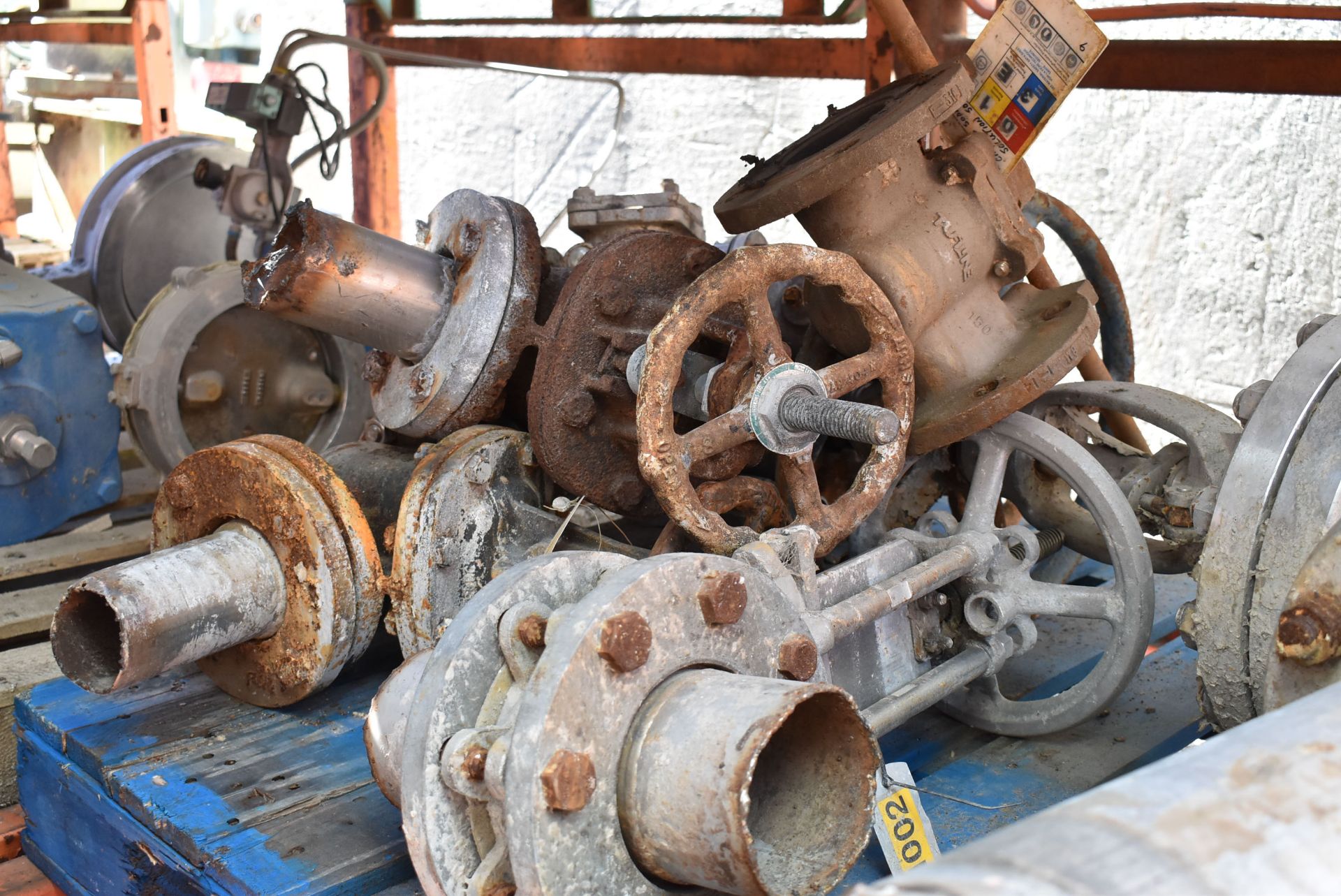 LOT/ CONTENTS OF SHELF - (2) MFG. UNKNOWN 12" KNIFE VALVES, SKID WITH BUTTERFLY & KNIFE VALVES - - Image 4 of 5