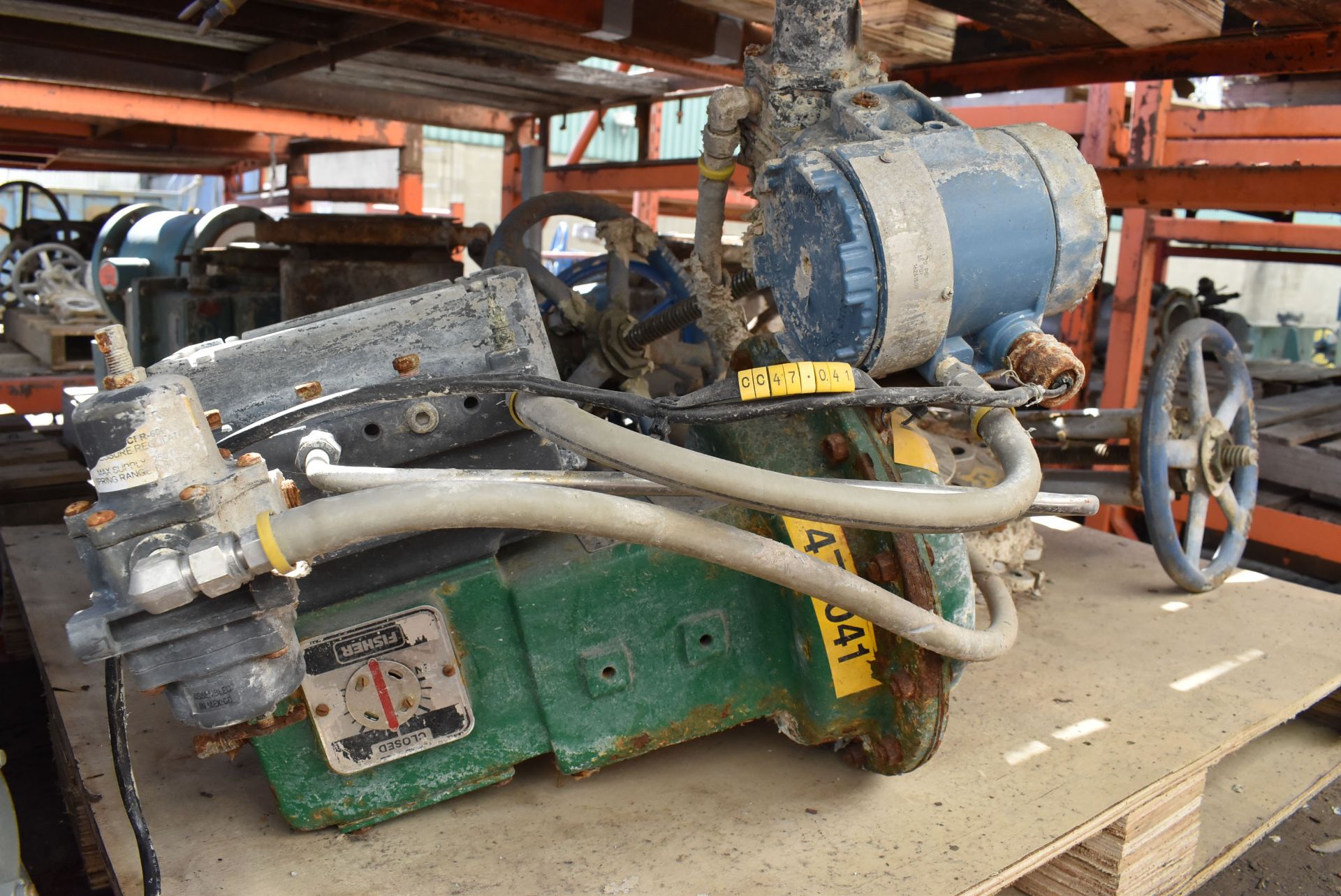 LOT/ CONTENTS OF SHELF - SKID WITH KNIFE VALVES & FISHER ACTUATED VALVE, SKID WITH FISHER & NELES - Image 4 of 6