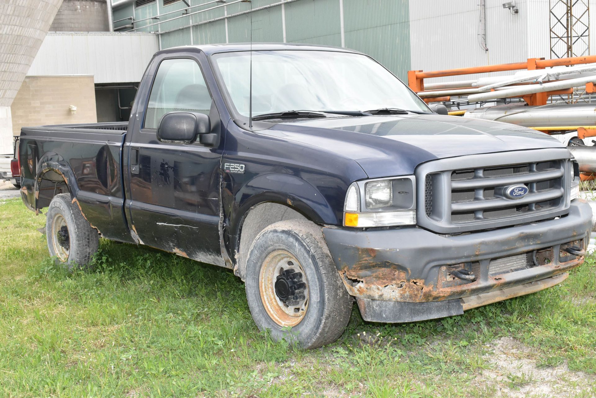 FORD (2003) F-250 PICKUP TRUCK WITH 5.4L 8 CYLINDER GASOLINE ENGINE, AUTOMATIC TRANSMISSION, RWD, - Image 2 of 10