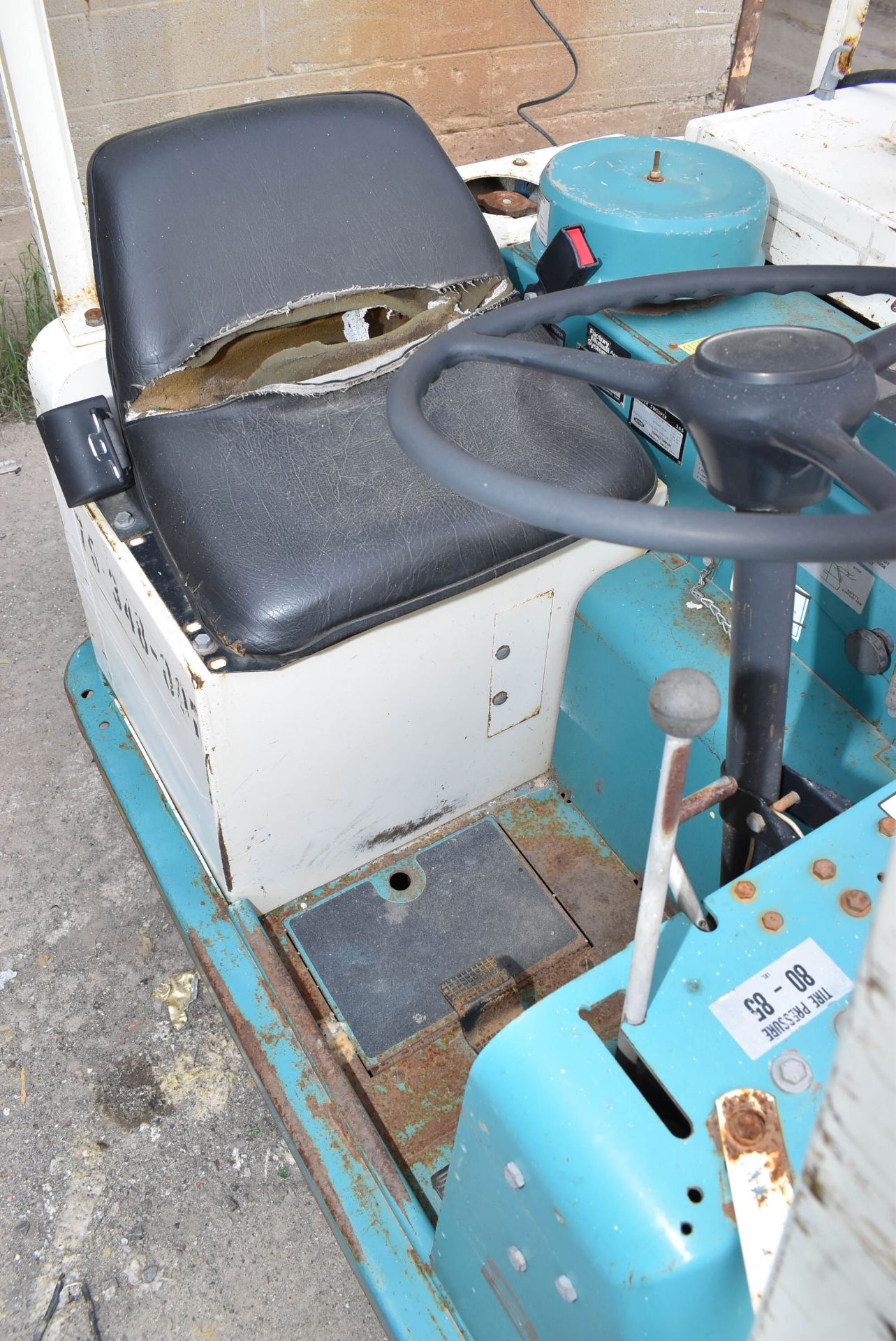 TENNANT 265 RIDE-ON LPG FLOOR SCRUBBER, S/N: 7390(PROPANE TANK NOT INCLUDED) [RIGGING FEE FOR LOT # - Image 6 of 10