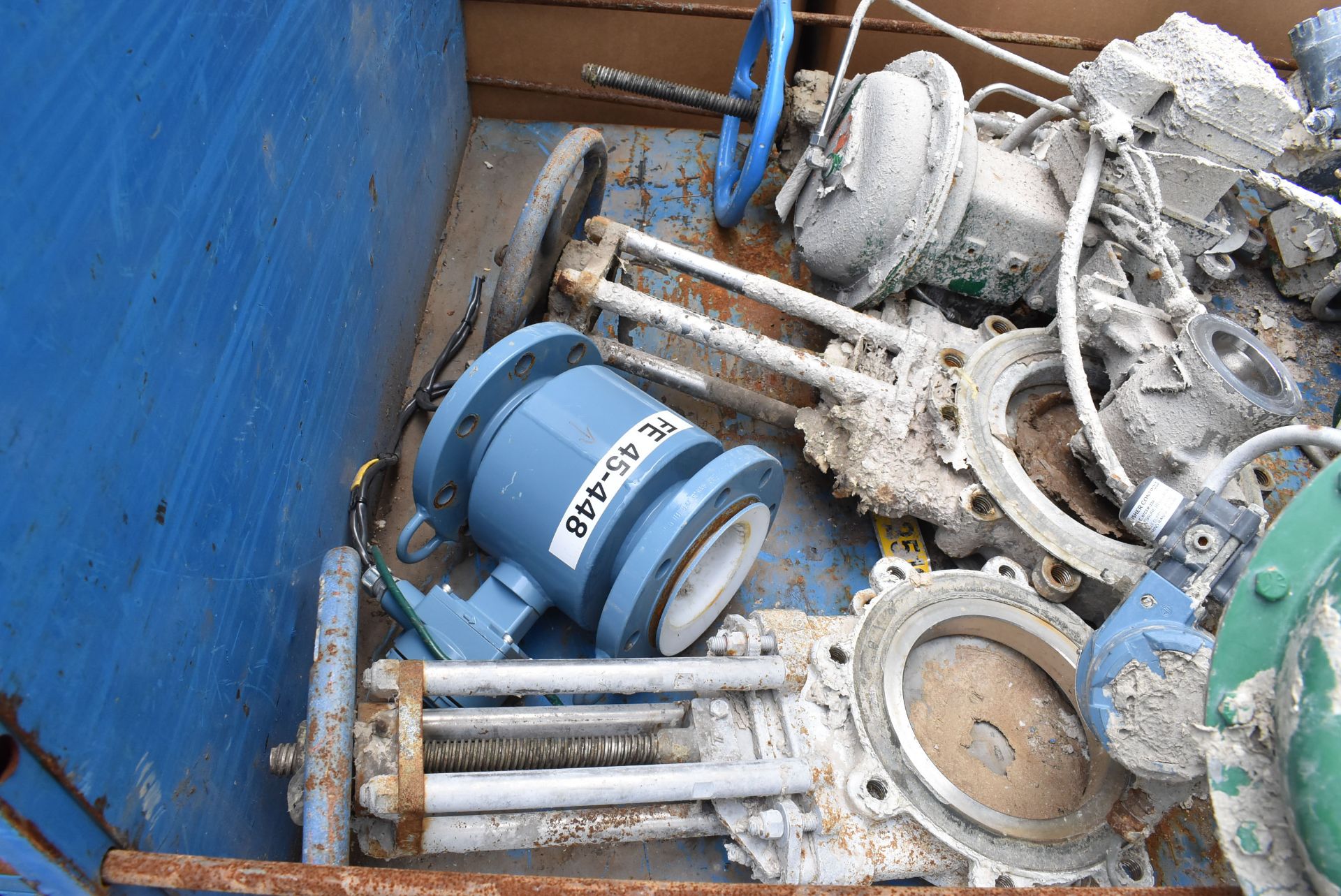 LOT/ CART WITH CONTENTS - FISHER VALVES WITH ACTUATORS, MAGNETIC FLOWMETERS, KNIFE VALVES [RIGGING - Image 2 of 5