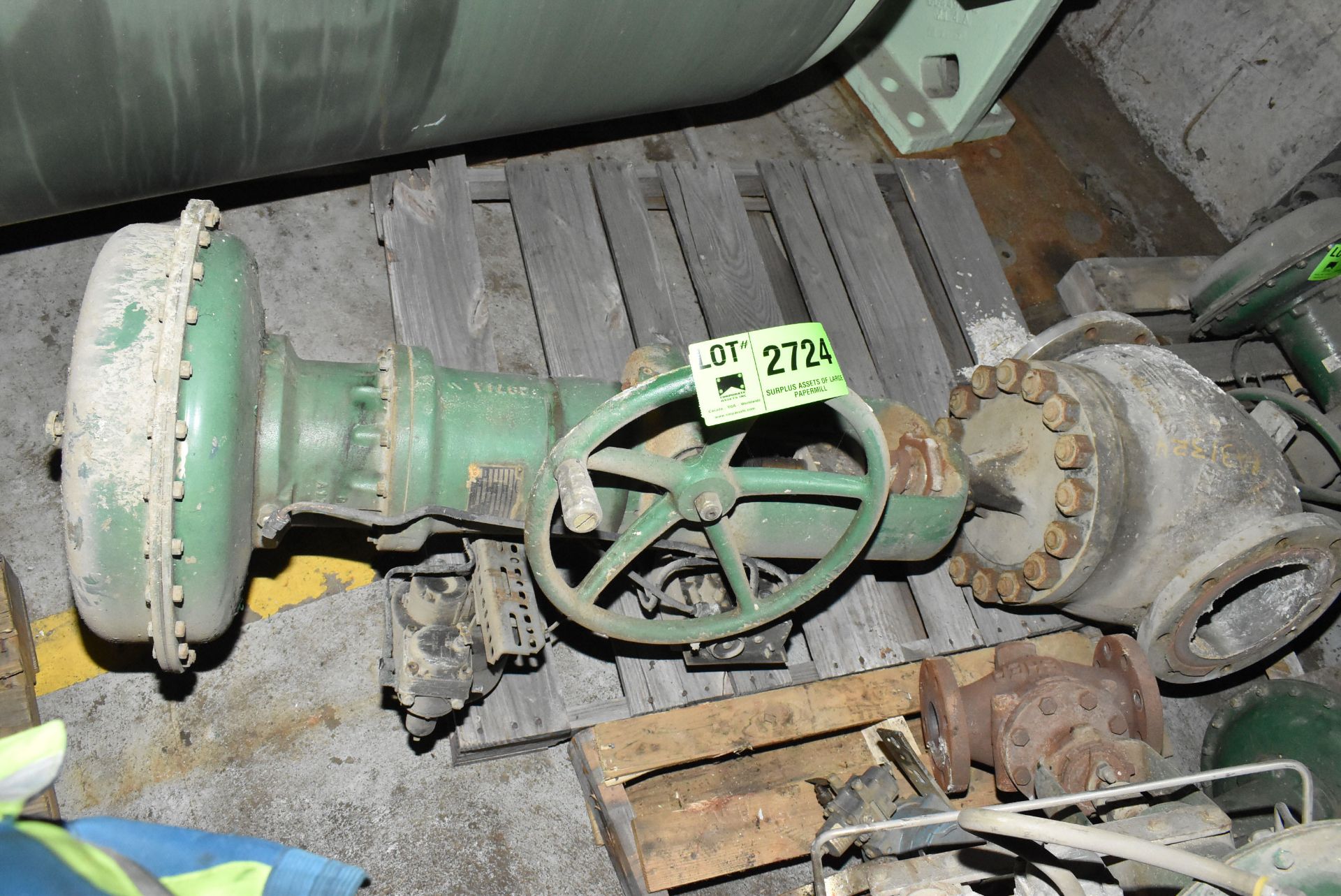 FISHER BALL VALVE WITH FISHER TYPE 667 DIAPHRAGM ACTUATOR [RIGGING FEE FOR LOT #2724 - $50 USD