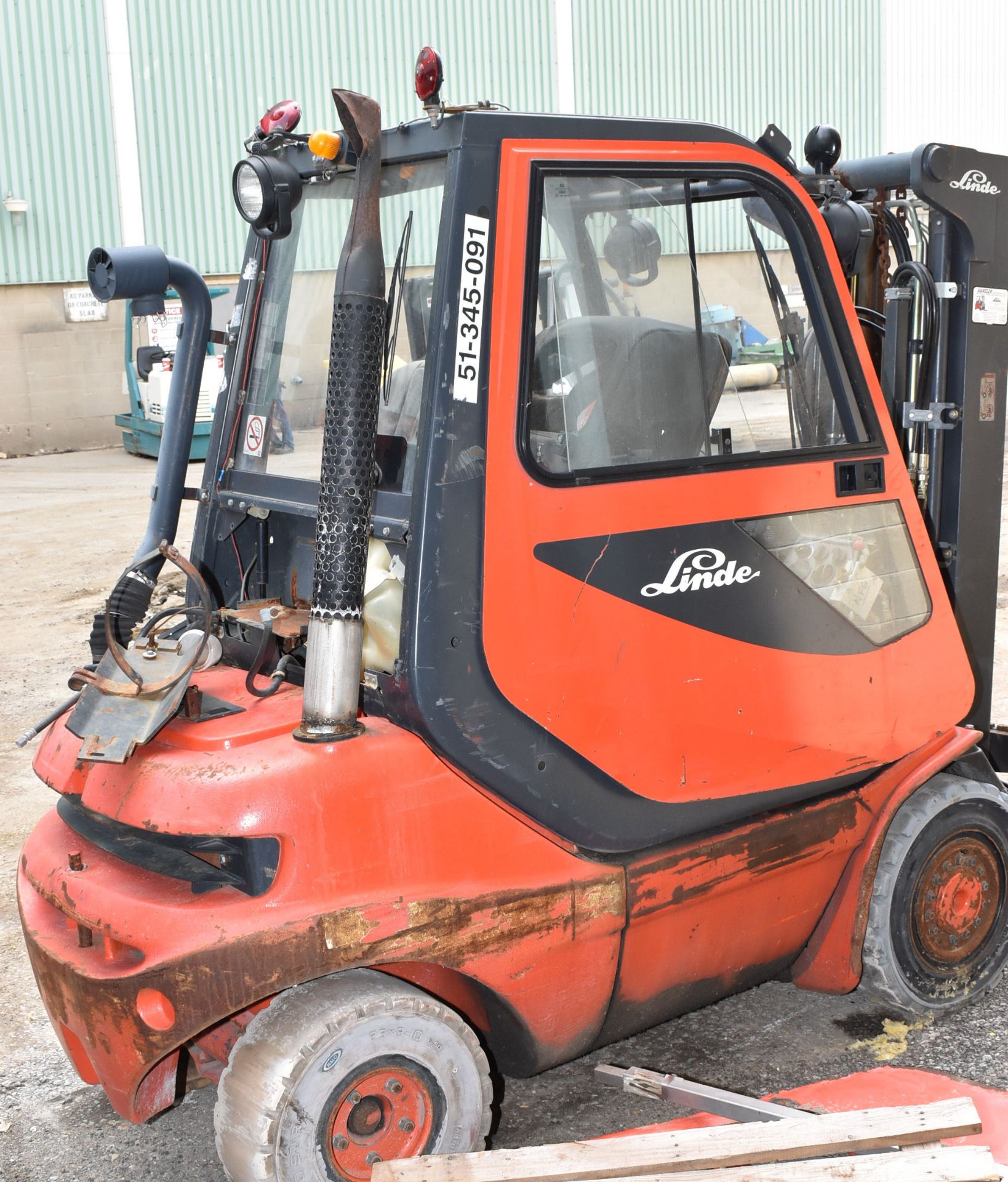 LINDE H25T 3,475 LB. CAPACITY LPG FORKLIFT WITH 183" MAX. LIFT HEIGHT, 2-STAGE MAST, MULTI-SURFACE - Image 3 of 8