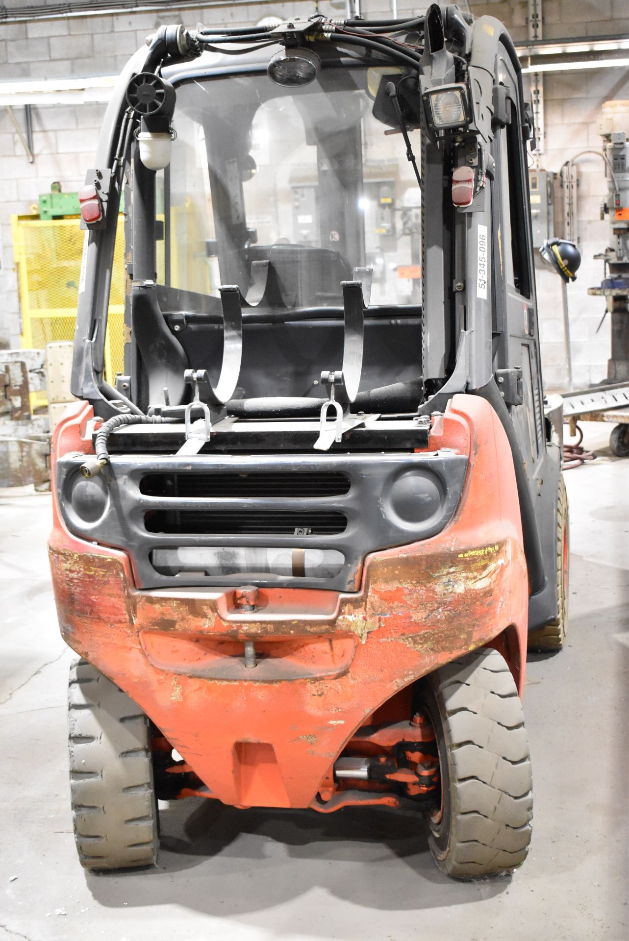 LINDE (2005) H25T 3,410 LB. CAPACITY LPG FORKLIFT WITH 183.5" MAX. LIFT HEIGHT, 2-STAGE MAST, - Image 5 of 17