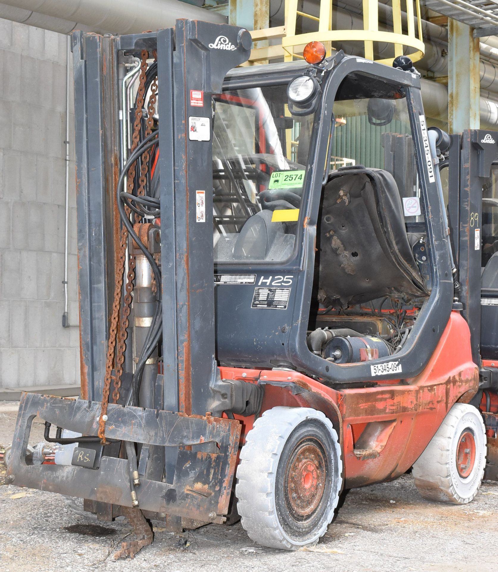 LINDE H25T 3,475 LB. CAPACITY LPG FORKLIFT WITH 183" MAX. LIFT HEIGHT, 2-STAGE MAST, MULTI-SURFACE