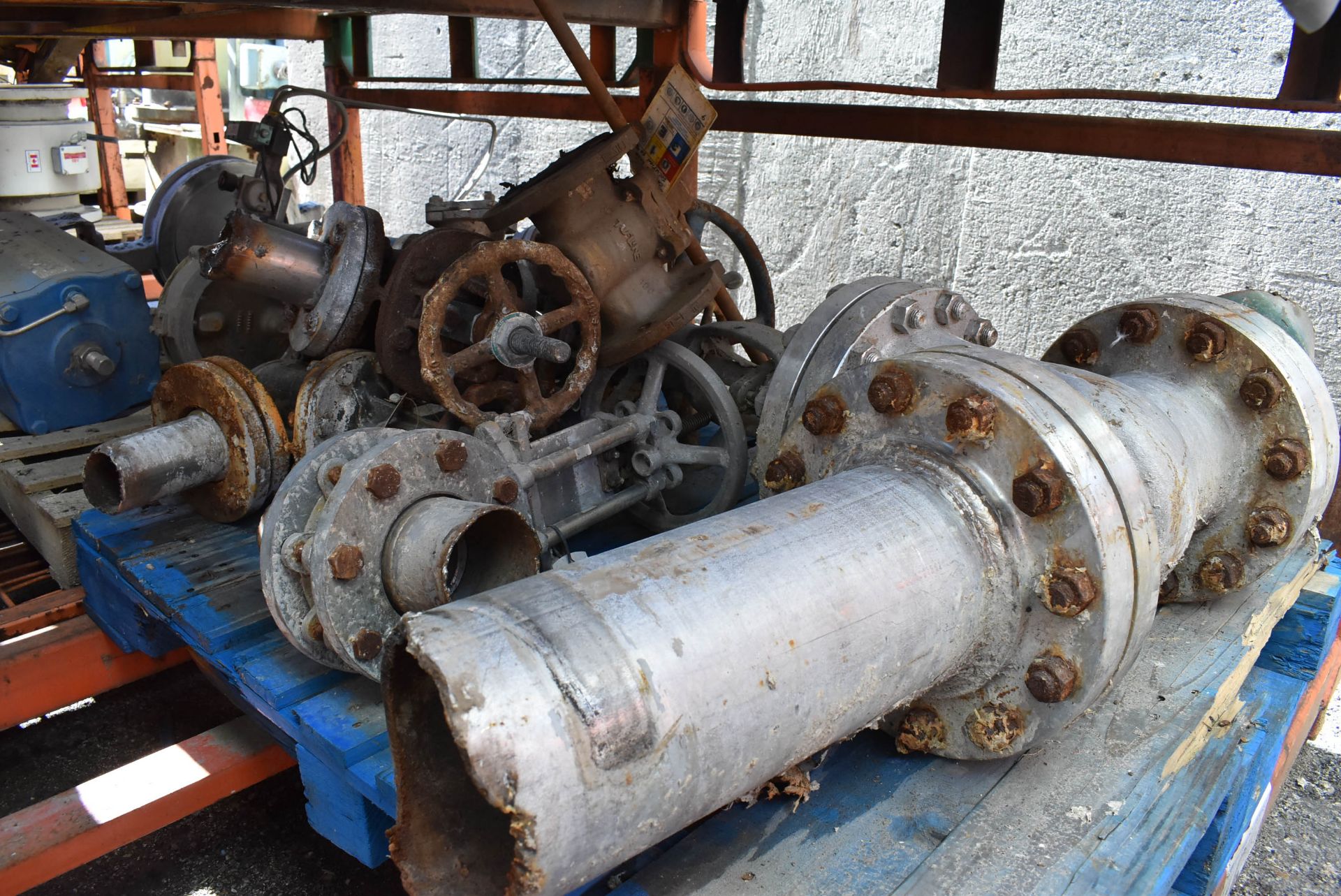 LOT/ CONTENTS OF SHELF - (2) MFG. UNKNOWN 12" KNIFE VALVES, SKID WITH BUTTERFLY & KNIFE VALVES - - Image 3 of 5