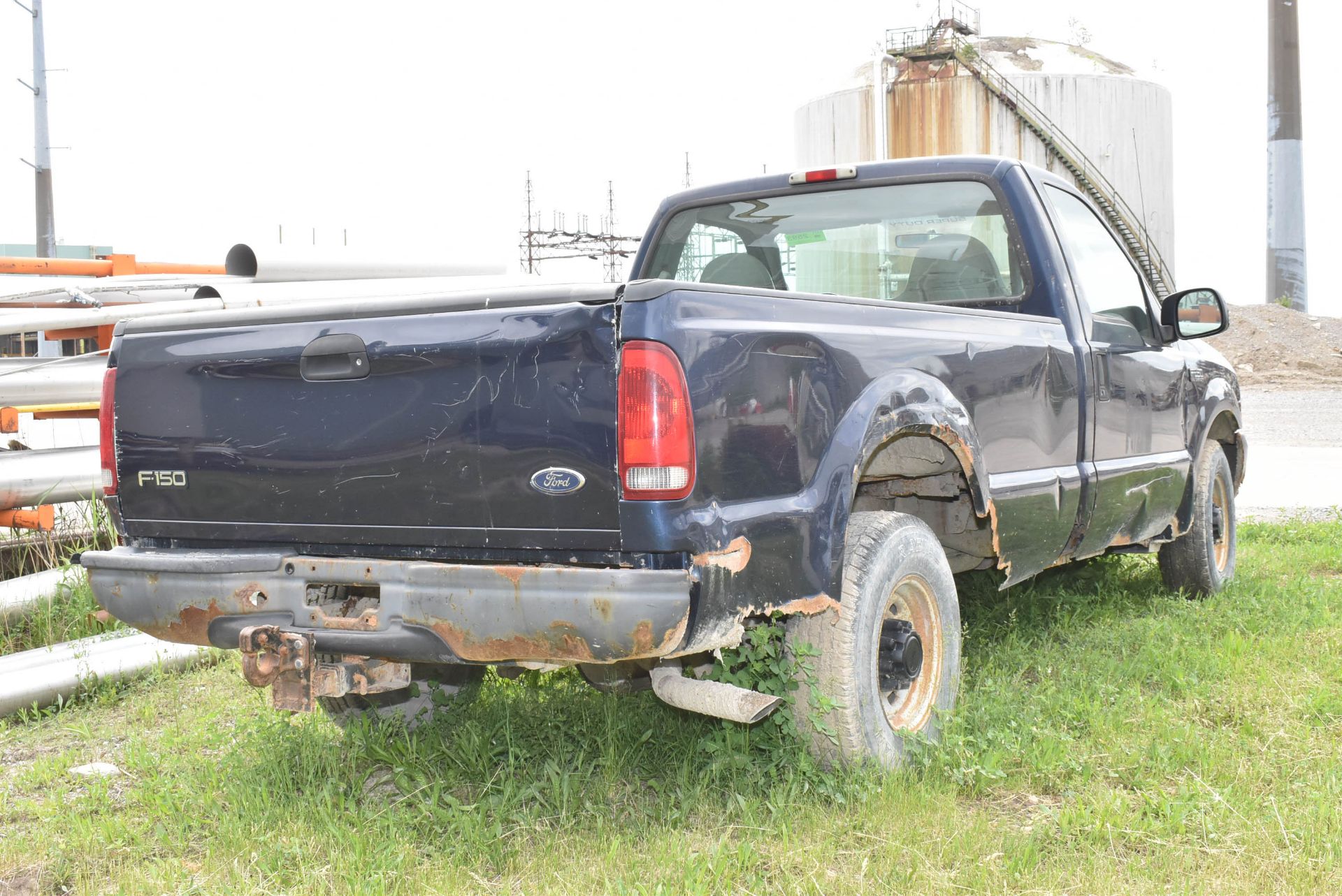 FORD (2003) F-250 PICKUP TRUCK WITH 5.4L 8 CYLINDER GASOLINE ENGINE, AUTOMATIC TRANSMISSION, RWD, - Image 3 of 10