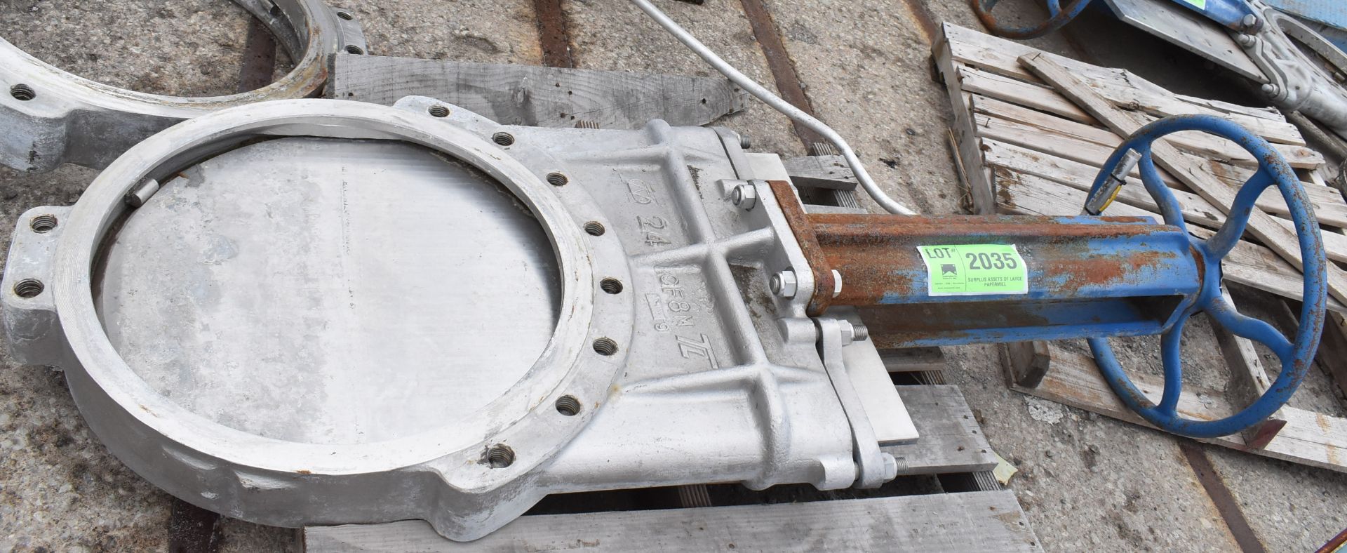 TRUELINE CF8M 24" KNIFE VALVE, S/N: 43J9 [RIGGING FEE FOR LOT #2035 - $25 USD PLUS APPLICABLE