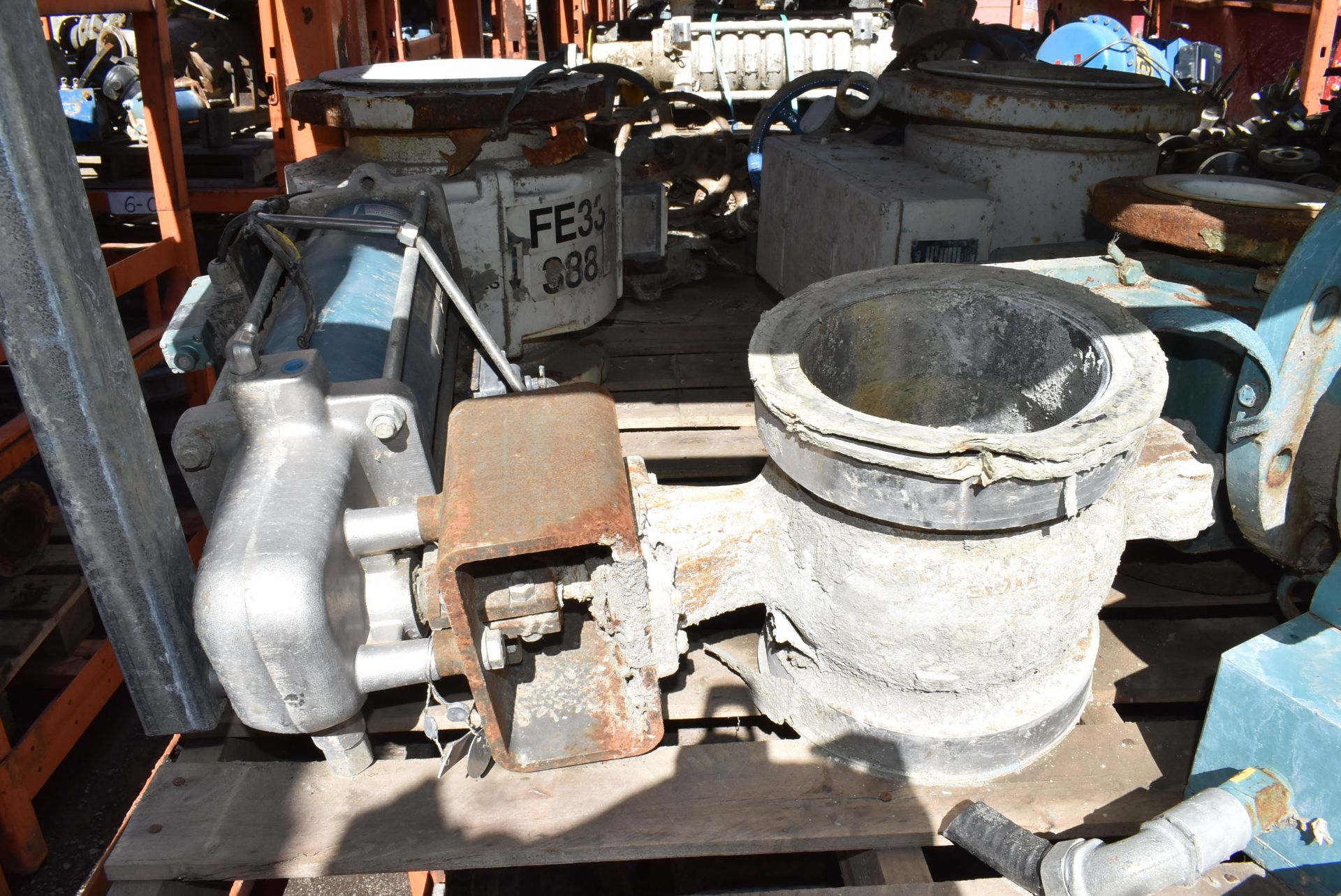 LOT/ CONTENTS OF SHELF - (2) DEZURIK 10" ACTUATED KNIFE VALVES, (1) MFG. UNKNOWN BALL VALVE, (4) - Image 6 of 6