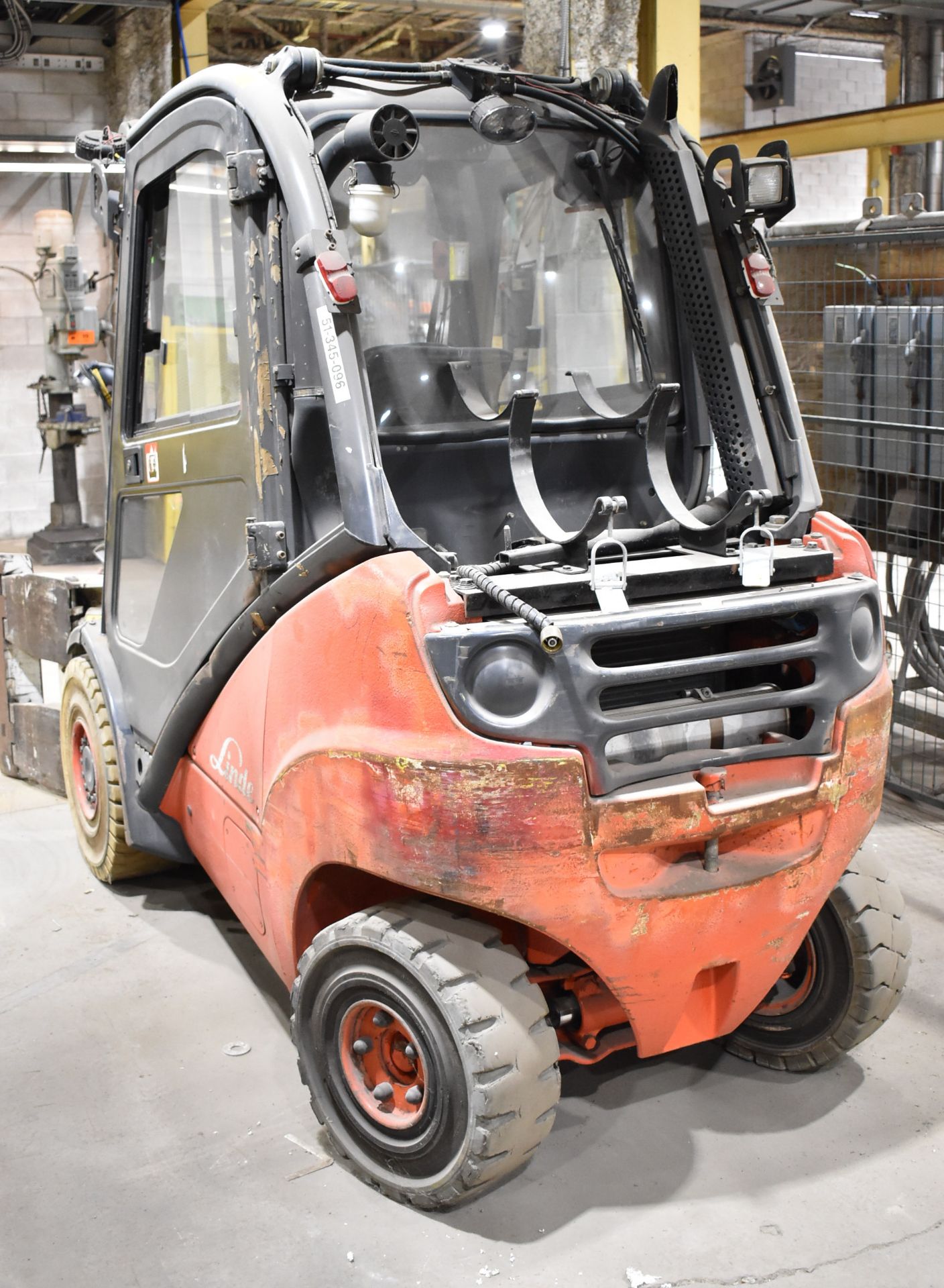 LINDE (2005) H25T 3,410 LB. CAPACITY LPG FORKLIFT WITH 183.5" MAX. LIFT HEIGHT, 2-STAGE MAST, - Image 4 of 17