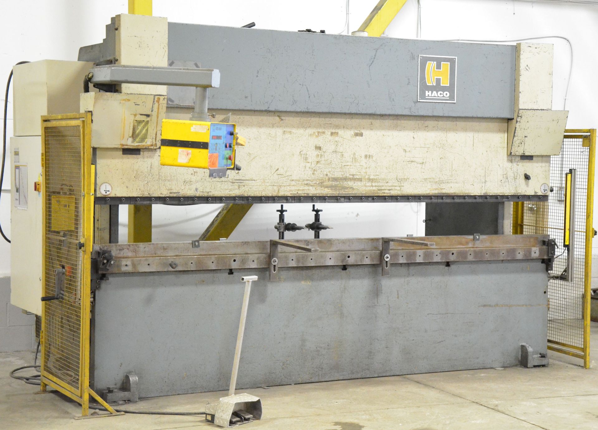 HACO (2005) ERMS 36-150 12' X 150 TON CNC HYDRAULIC BRAKE PRESS WITH HACO ATS 2-AXIS CNC BACK GAUGE, - Image 4 of 10