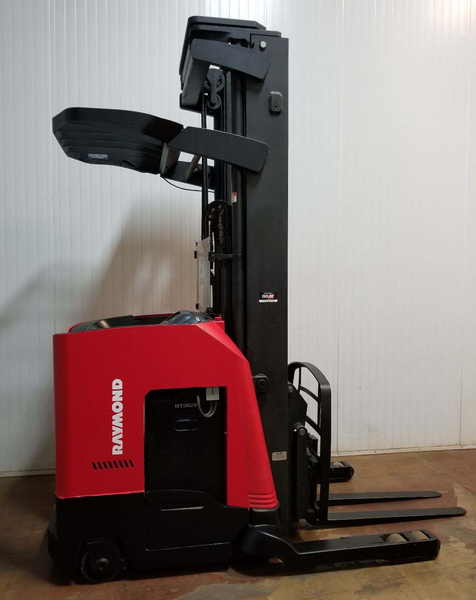 RAYMOND (2005) 7500 DR32TT 3200 LB. CAPACITY 36V ELECTRIC DEEP REACH TRUCK WITH 252" MAX. LIFT