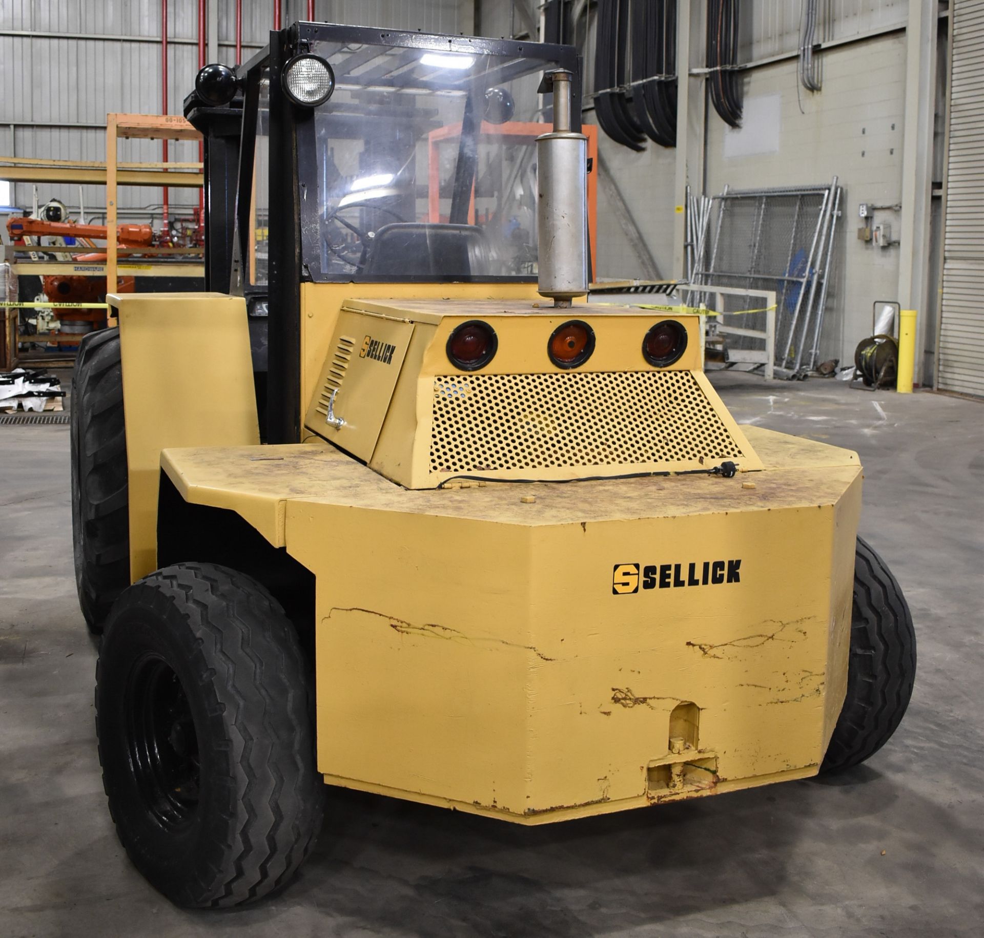 SELLICK MODEL 8000 8000 LB. CAPACITY OUTDOOR DIESEL FORKLIFT WITH 180" MAX. LIFT HEIGHT, 3-STAGE - Image 4 of 10