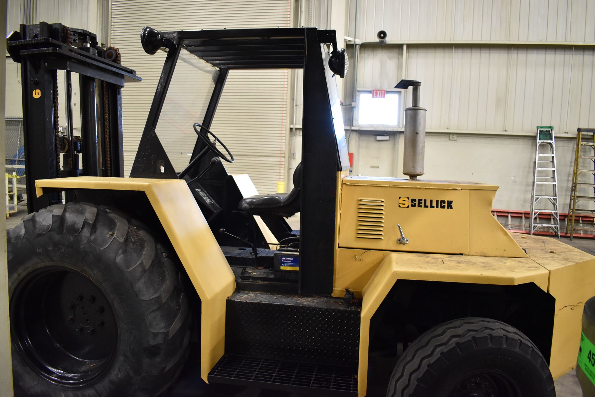 SELLICK MODEL 8000 8000 LB. CAPACITY OUTDOOR DIESEL FORKLIFT WITH 180" MAX. LIFT HEIGHT, 3-STAGE - Image 3 of 10