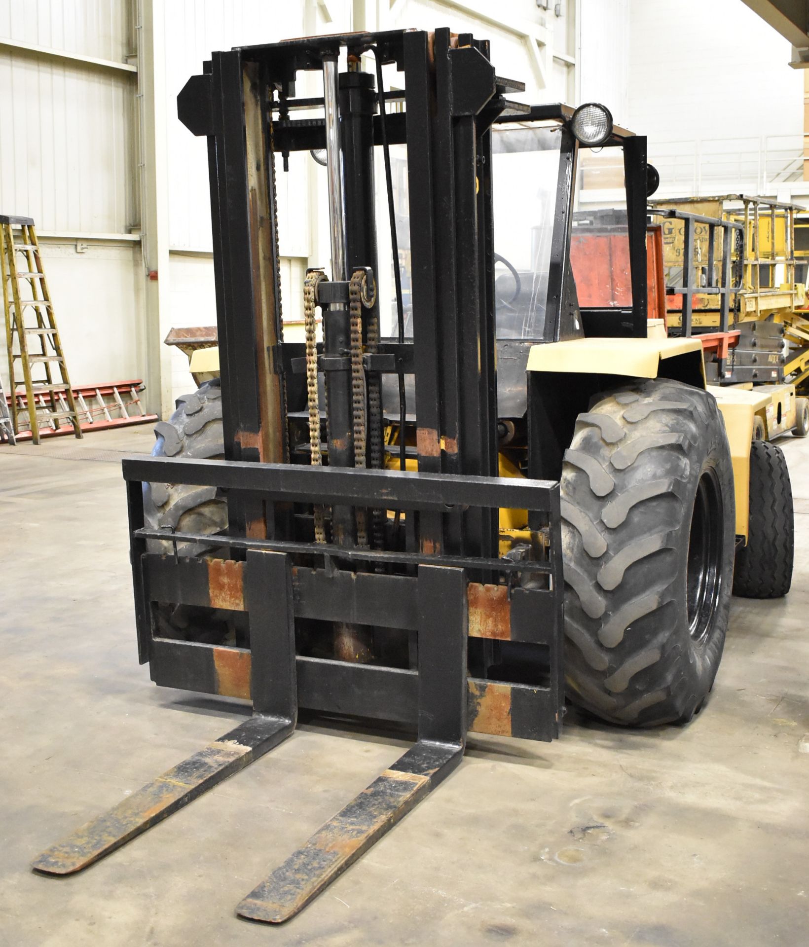 SELLICK MODEL 8000 8000 LB. CAPACITY OUTDOOR DIESEL FORKLIFT WITH 180" MAX. LIFT HEIGHT, 3-STAGE - Image 2 of 10