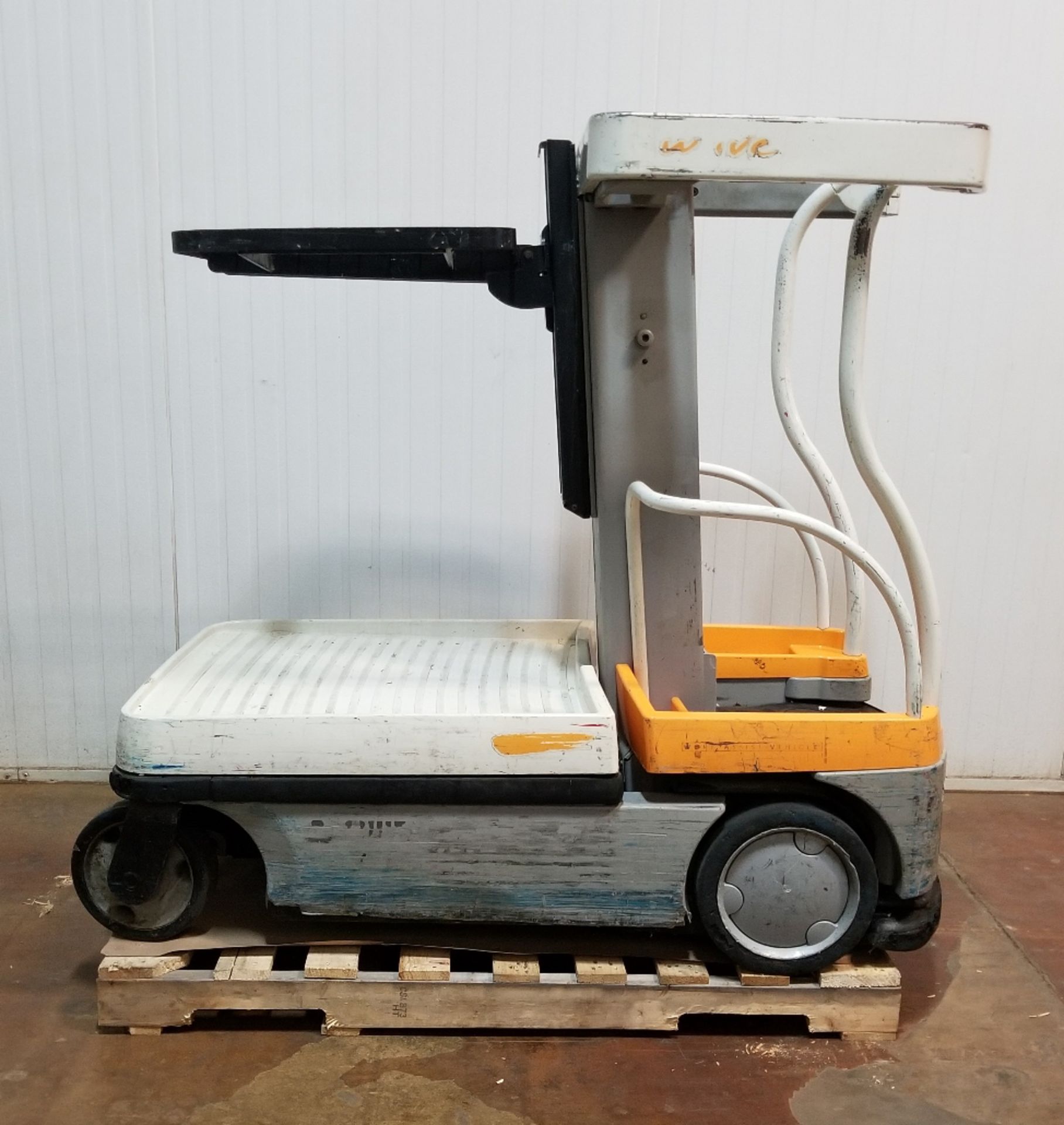 CROWN (2008) WAV50-118 24V ELECTRIC ORDER PICKER WITH 750 LB. CAPACITY, 118" MAX. LIFT HEIGHT, - Image 2 of 2