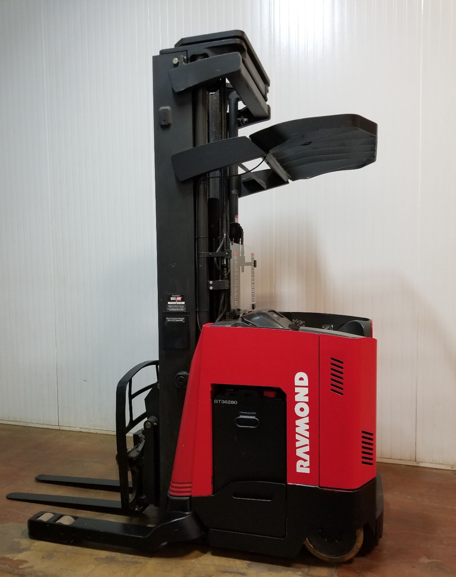 RAYMOND (2005) 7500 DR32TT 3200 LB. CAPACITY 36V ELECTRIC DEEP REACH TRUCK WITH 252" MAX. LIFT - Image 2 of 2