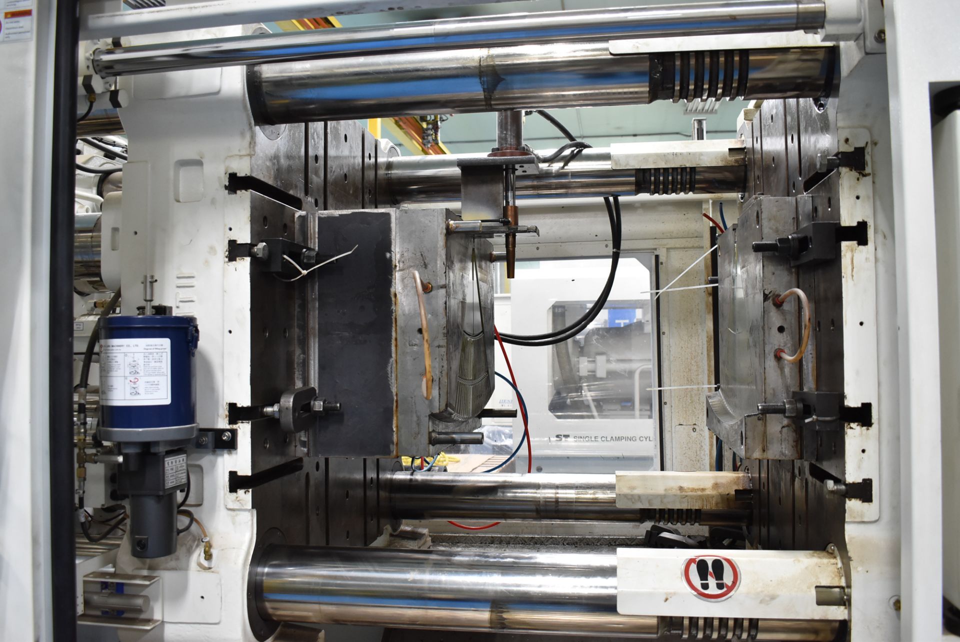 LIEN FA (2015) HB-557 MT-II 500 TON CAPACITY HORIZONTAL HYBRID PLASTIC INJECTION MOLDING MACHINE - Image 3 of 14