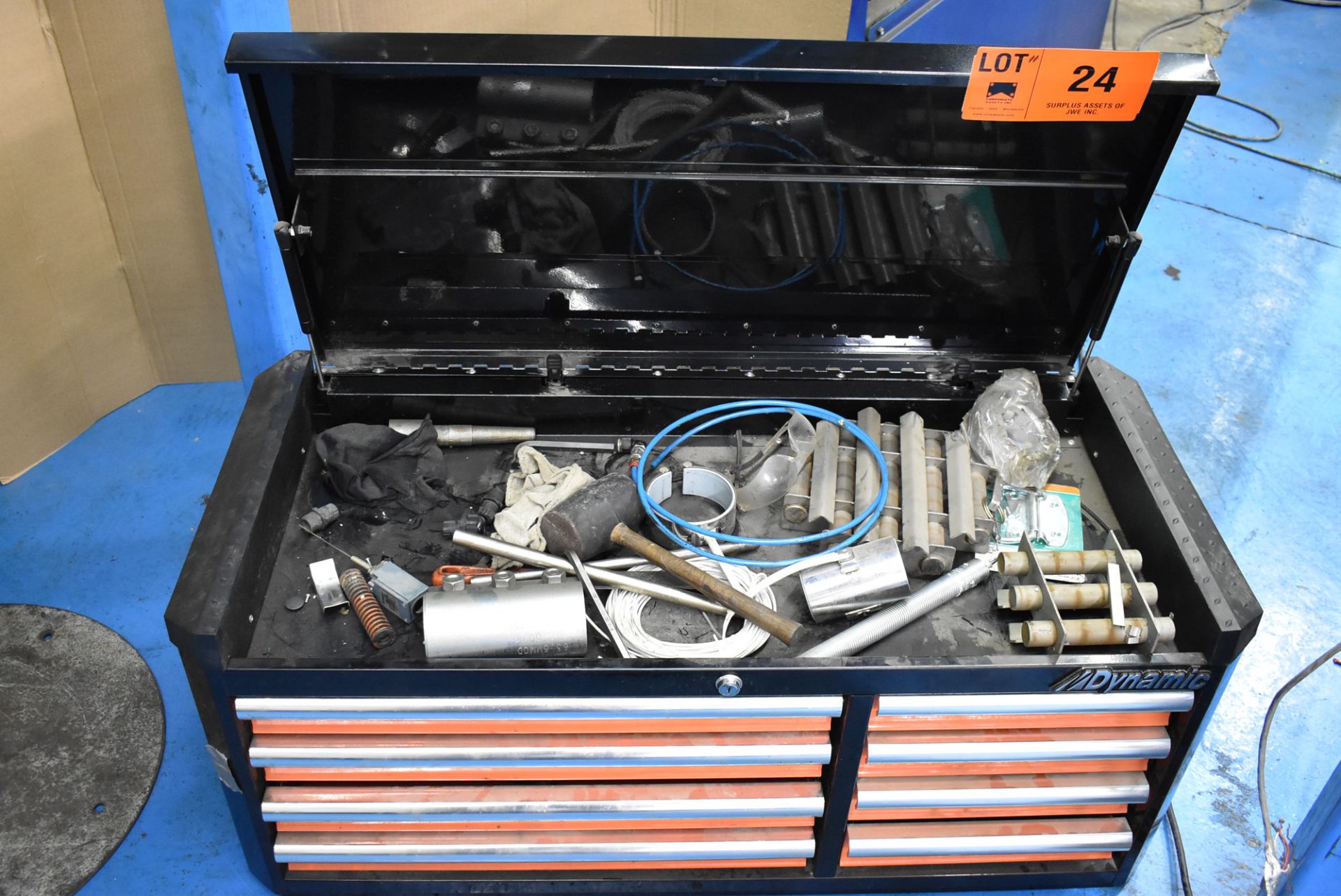 LOT/ DYNAMIC 8-DRAWER TOOL CHEST WITH LIEN FA INJECTION MOLDER SPARE PARTS & TOOLS