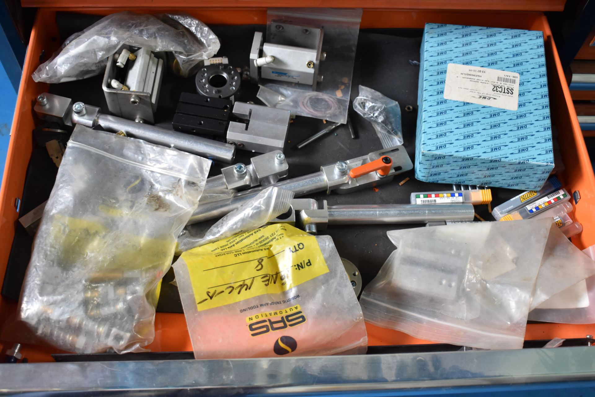 LOT/ DYNAMIC 8-DRAWER TOOL CHEST WITH LIEN FA INJECTION MOLDER SPARE PARTS & TOOLS - Image 4 of 6