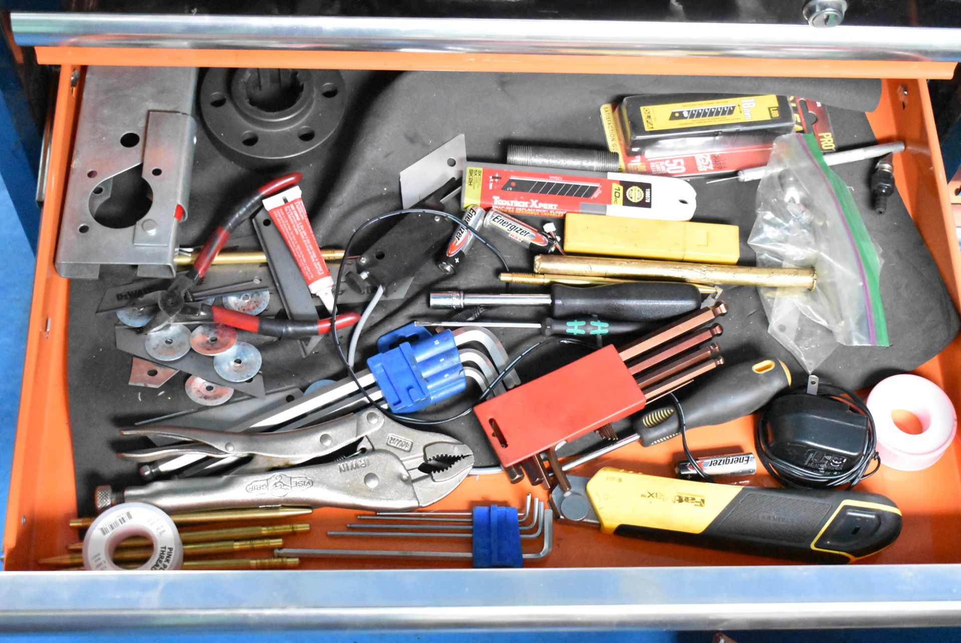 LOT/ DYNAMIC 8-DRAWER TOOL CHEST WITH LIEN FA INJECTION MOLDER SPARE PARTS & TOOLS - Image 3 of 3