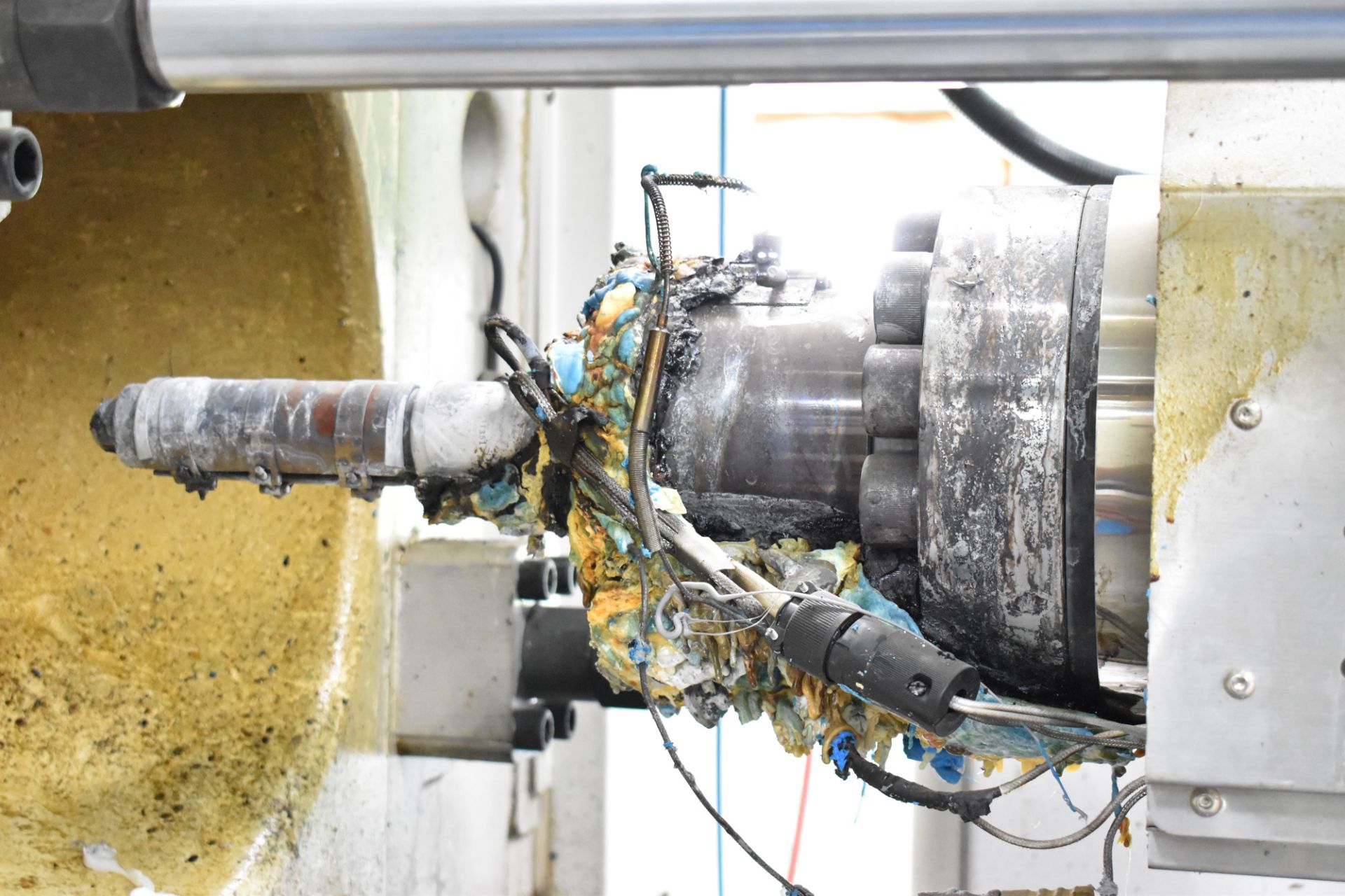 LIEN FA (2013) HB-737 MT-II 700 TON CAPACITY HORIZONTAL HYBRID PLASTIC INJECTION MOLDING MACHINE - Image 6 of 12