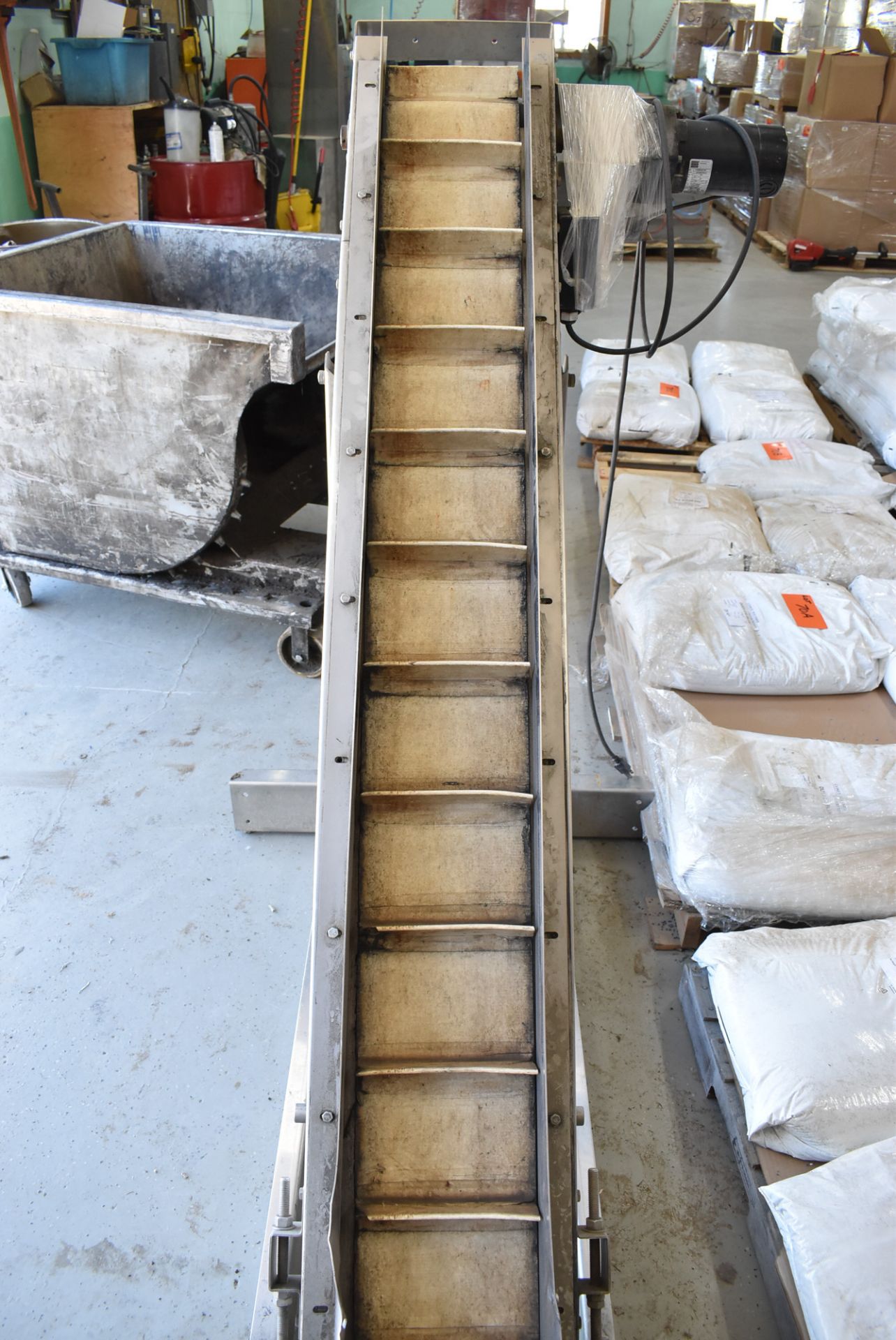 GPE 70" X 8.25" STAINLESS STEEL ADJUSTABLE INCLINE CLEAT CONVEYOR - Image 2 of 4
