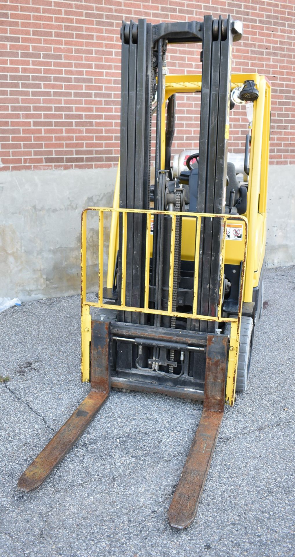 HYSTER S50FT 4,200 LB CAPACITY LPG FORKLIFT WITH 218.5" MAXIMUM LIFT HEIGHT, 3-STAGE MAST, SIDE - Image 2 of 10