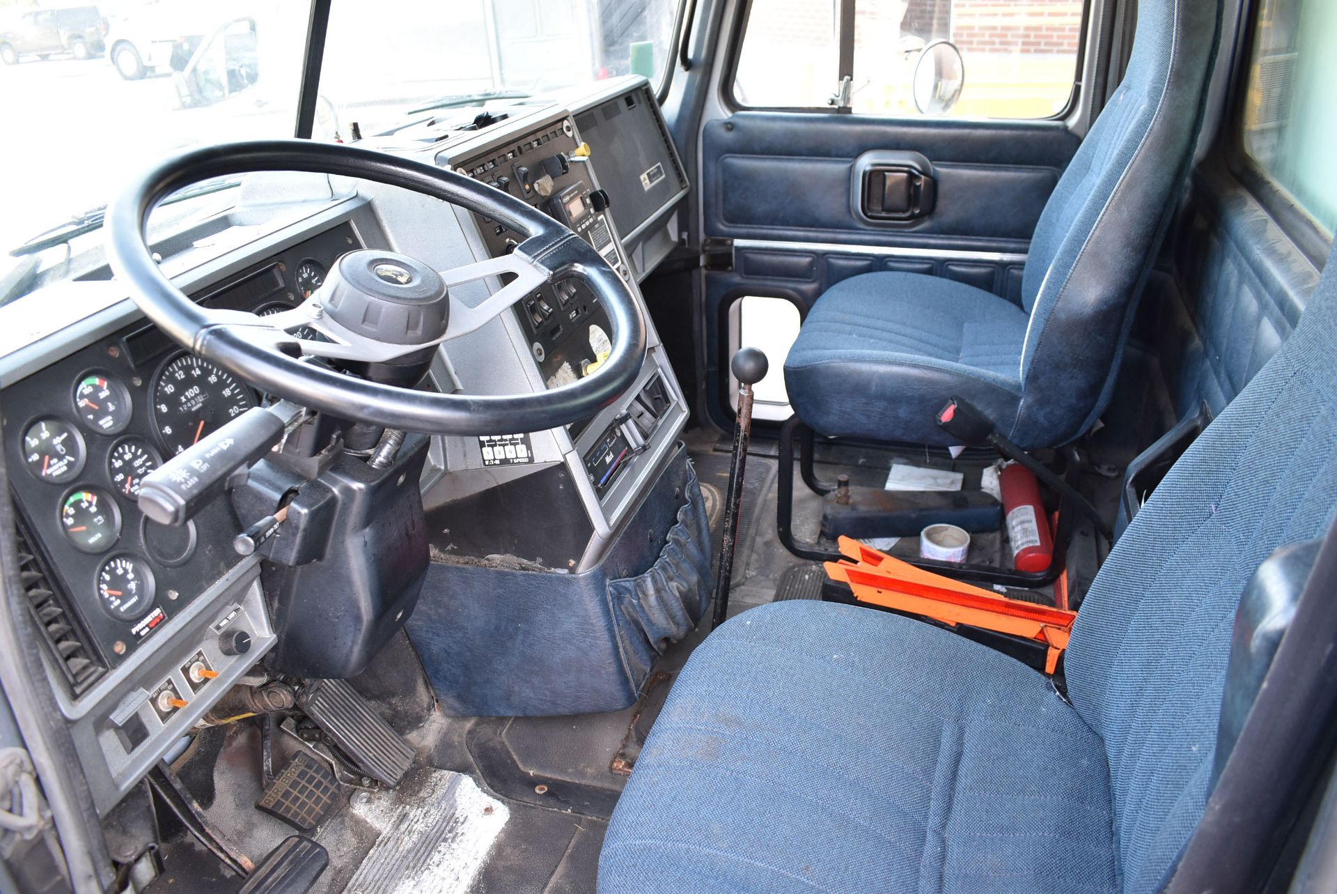 MACK (1996) CH613 STRAIGHT TRUCK WITH EATON FULLER 7-SPEED MANUAL TRANSMISSION, 30' BOX, EM7-275 - Image 11 of 24