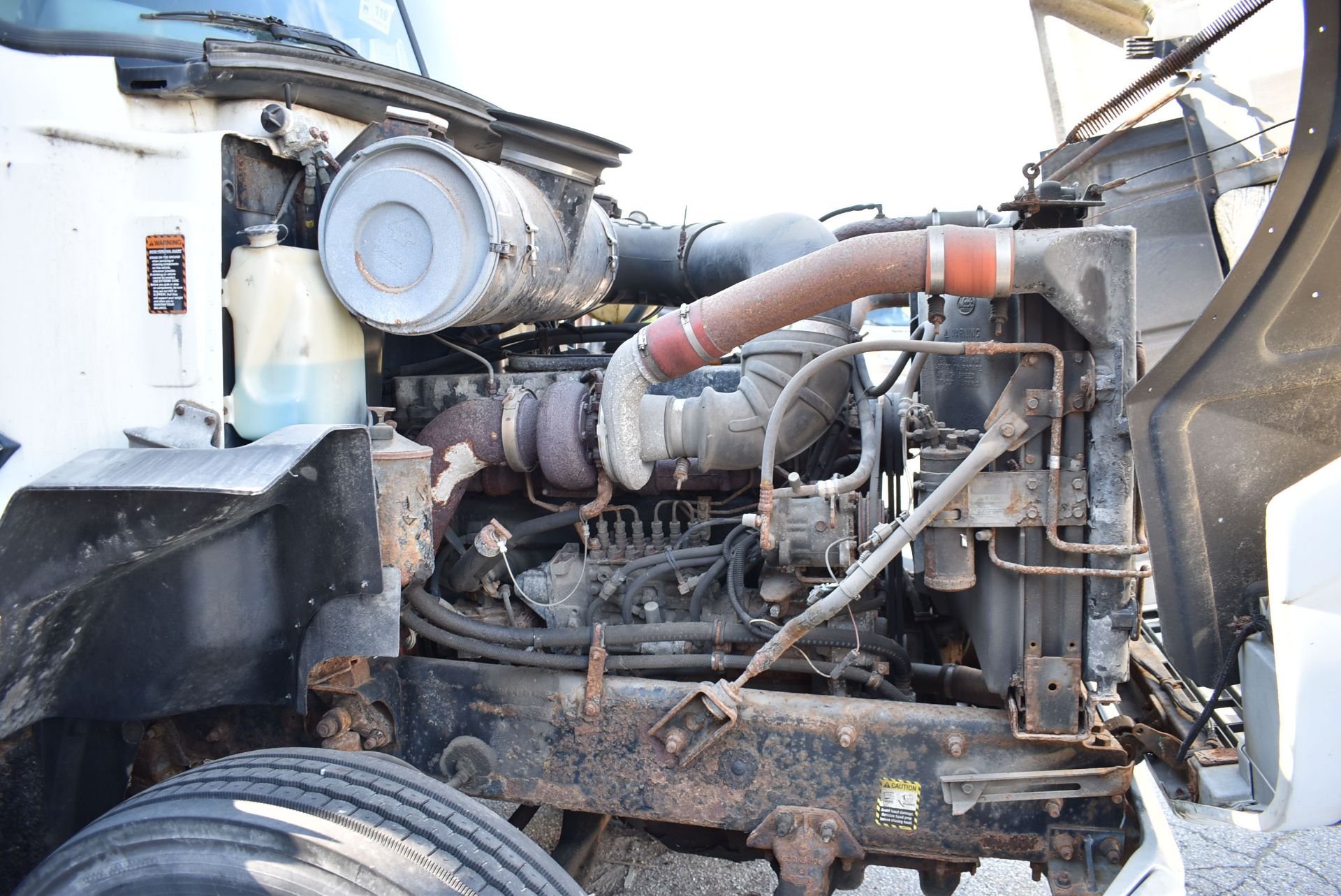 MACK (1996) CH613 STRAIGHT TRUCK WITH EATON FULLER 7-SPEED MANUAL TRANSMISSION, 30' BOX, EM7-275 - Image 16 of 24