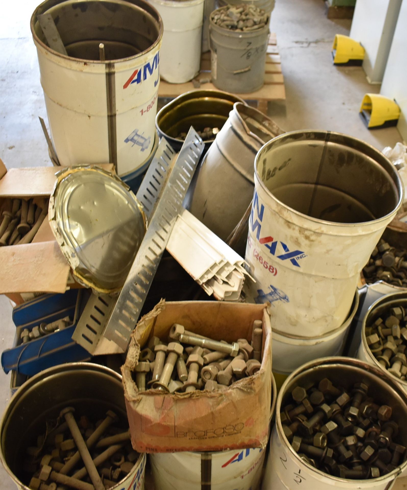 LOT/ (4) PALLETS OF NUTS, BOLTS AND HARDWARE (LOCATED AT 1636 CHARLES ST, WHITBY, ON L1N 1B9) - Image 6 of 8