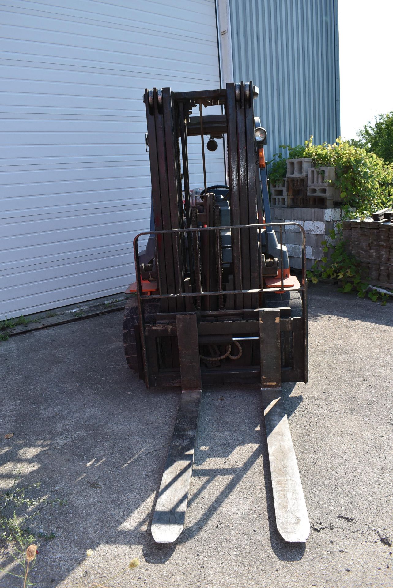 TOYOTA 35 7FGU35 7,000 LB CAPACITY LPG FORKLIFT WITH 187" MAXIMUM LIFT HEIGHT, 3-STAGE MAST, SIDE - Image 2 of 9