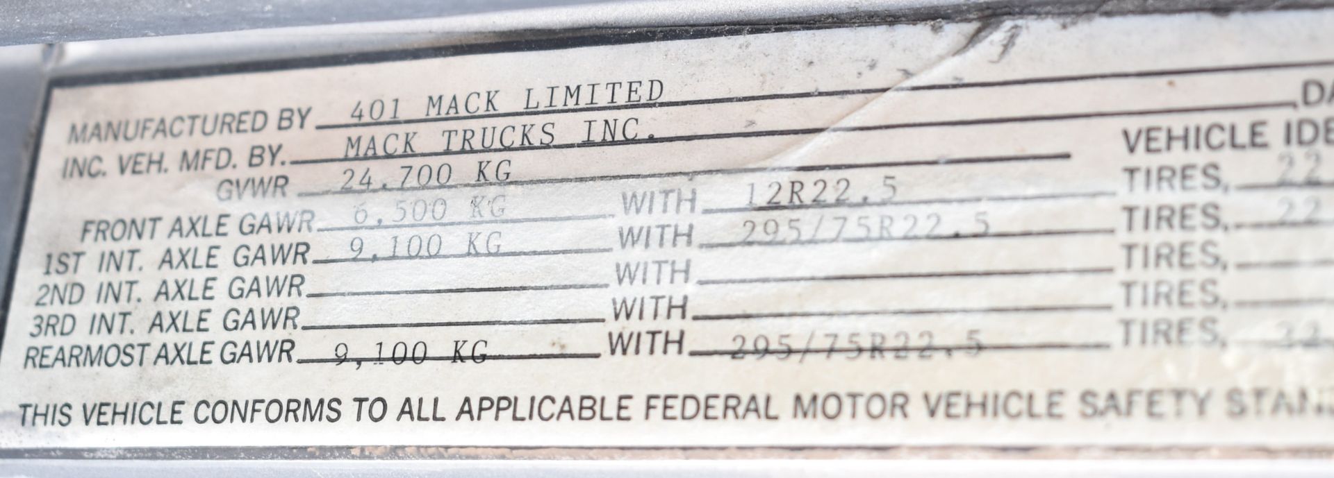 MACK (1996) CH613 STRAIGHT TRUCK WITH EATON FULLER 7-SPEED MANUAL TRANSMISSION, 30' BOX, EM7-275 - Image 13 of 24