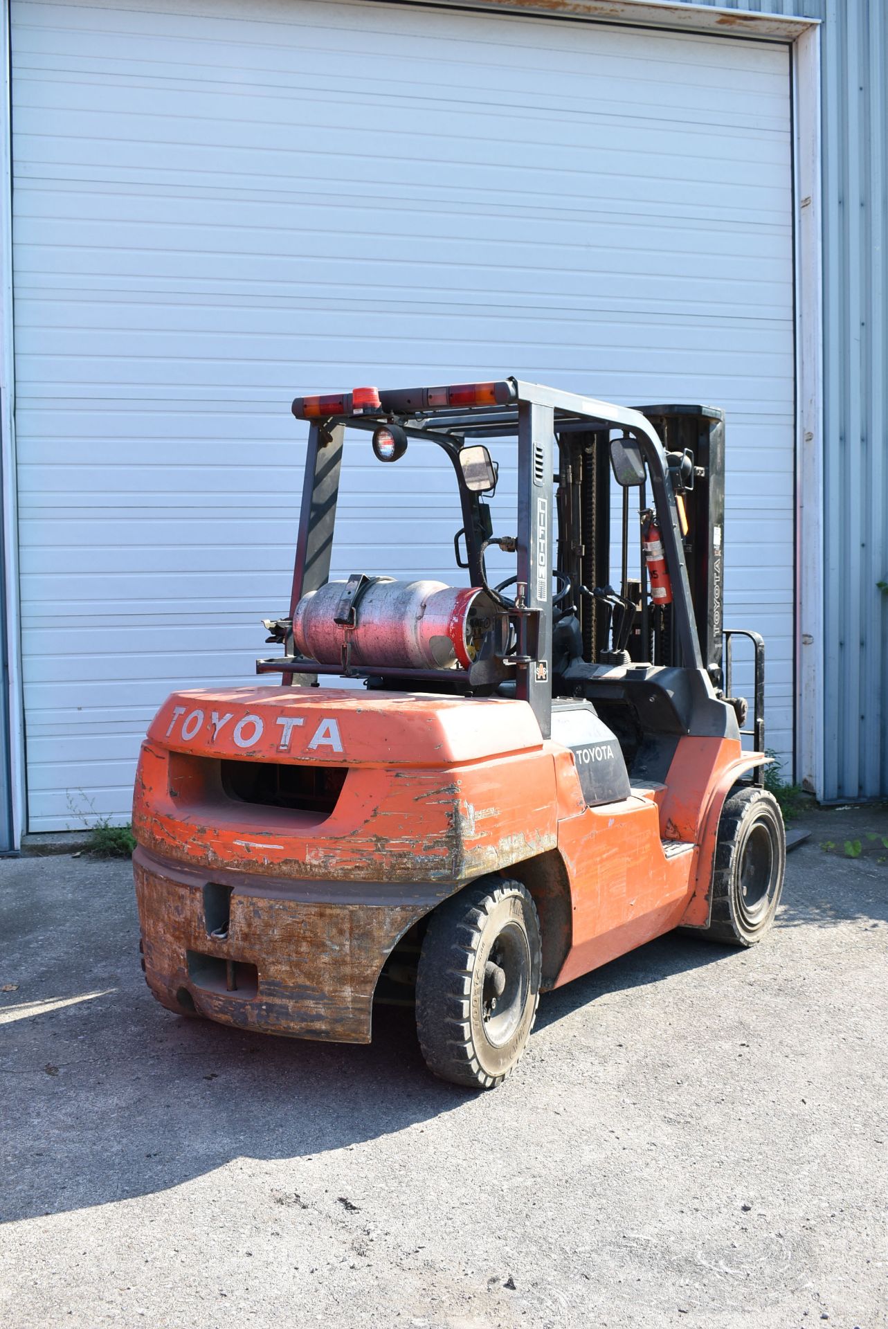 TOYOTA 35 7FGU35 7,000 LB CAPACITY LPG FORKLIFT WITH 187" MAXIMUM LIFT HEIGHT, 3-STAGE MAST, SIDE - Image 3 of 9