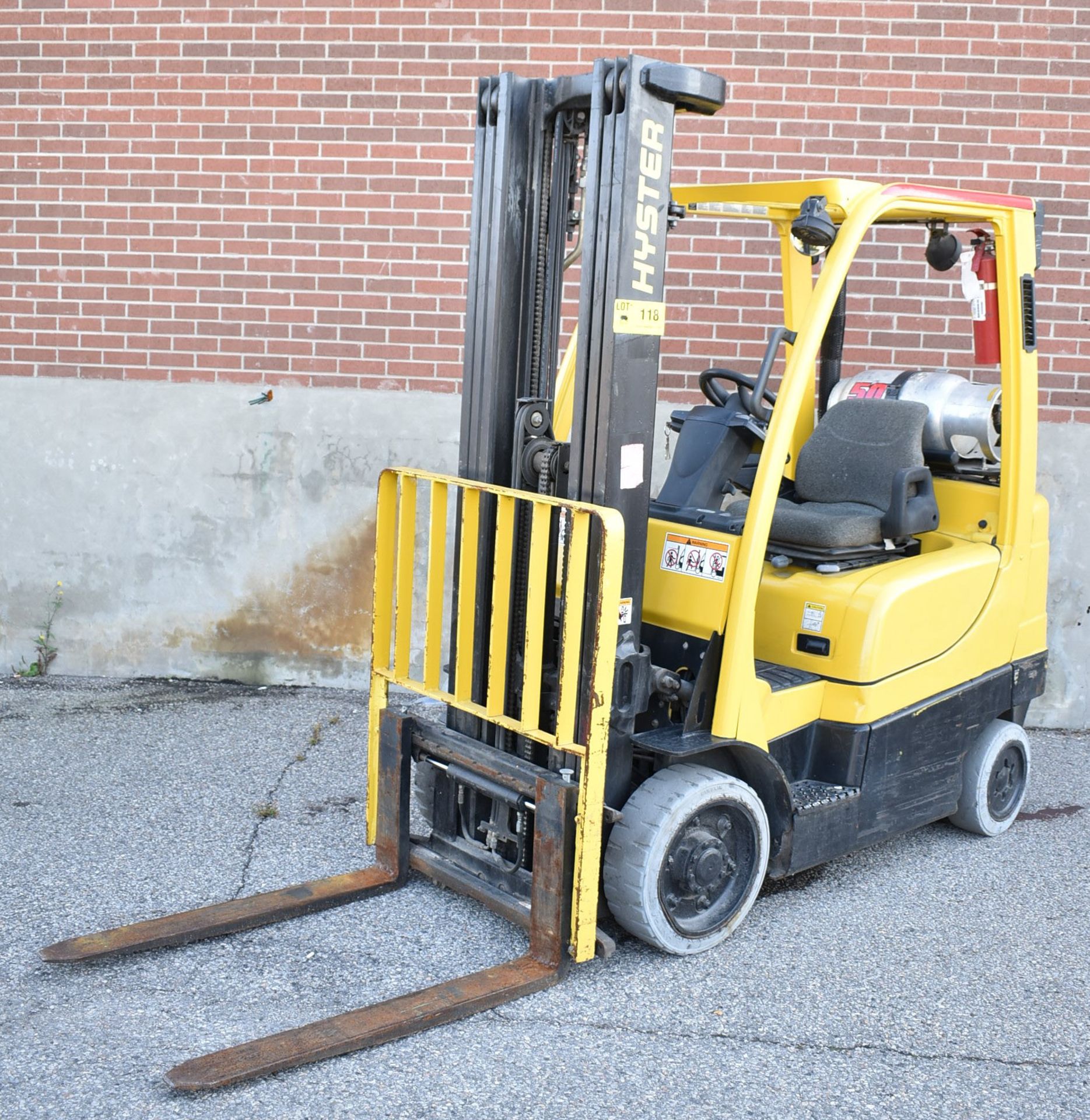 HYSTER S50FT 4,200 LB CAPACITY LPG FORKLIFT WITH 218.5" MAXIMUM LIFT HEIGHT, 3-STAGE MAST, SIDE