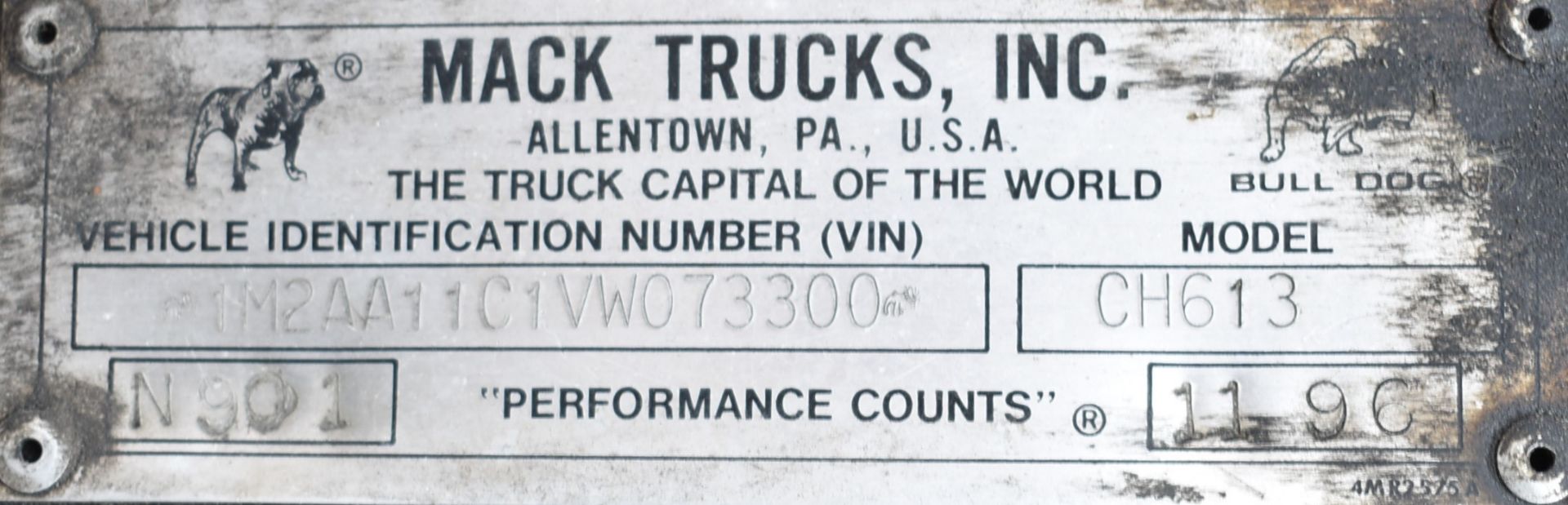 MACK (1996) CH613 STRAIGHT TRUCK WITH EATON FULLER 7-SPEED MANUAL TRANSMISSION, 30' BOX, EM7-275 - Image 4 of 24