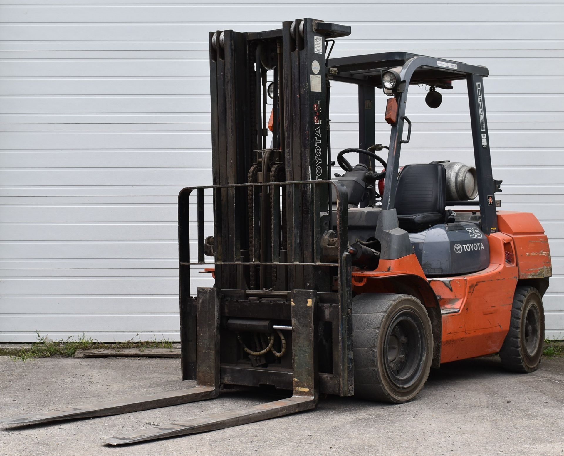 TOYOTA 35 7FGU35 7,000 LB CAPACITY LPG FORKLIFT WITH 187" MAXIMUM LIFT HEIGHT, 3-STAGE MAST, SIDE