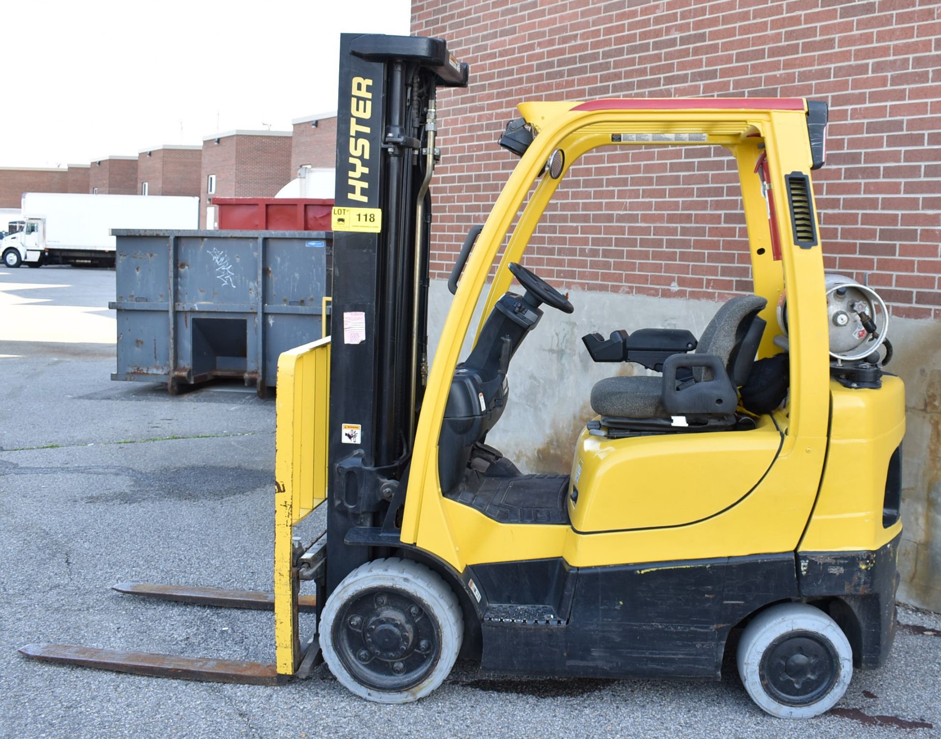 HYSTER S50FT 4,200 LB CAPACITY LPG FORKLIFT WITH 218.5" MAXIMUM LIFT HEIGHT, 3-STAGE MAST, SIDE - Image 3 of 10