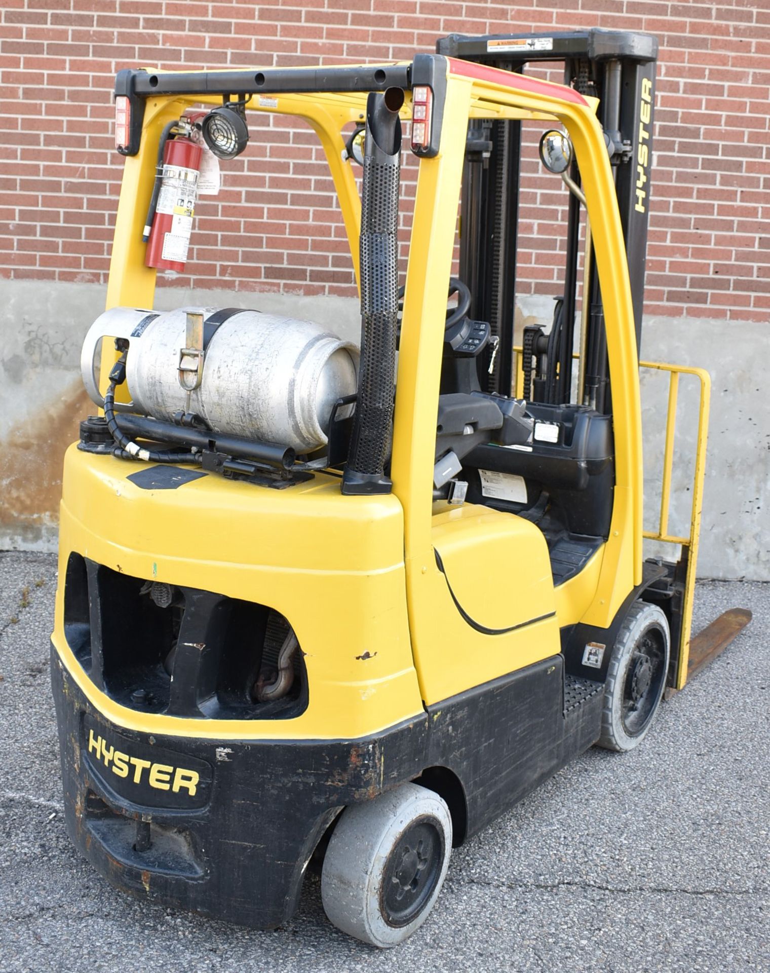 HYSTER S50FT 4,200 LB CAPACITY LPG FORKLIFT WITH 218.5" MAXIMUM LIFT HEIGHT, 3-STAGE MAST, SIDE - Image 4 of 10