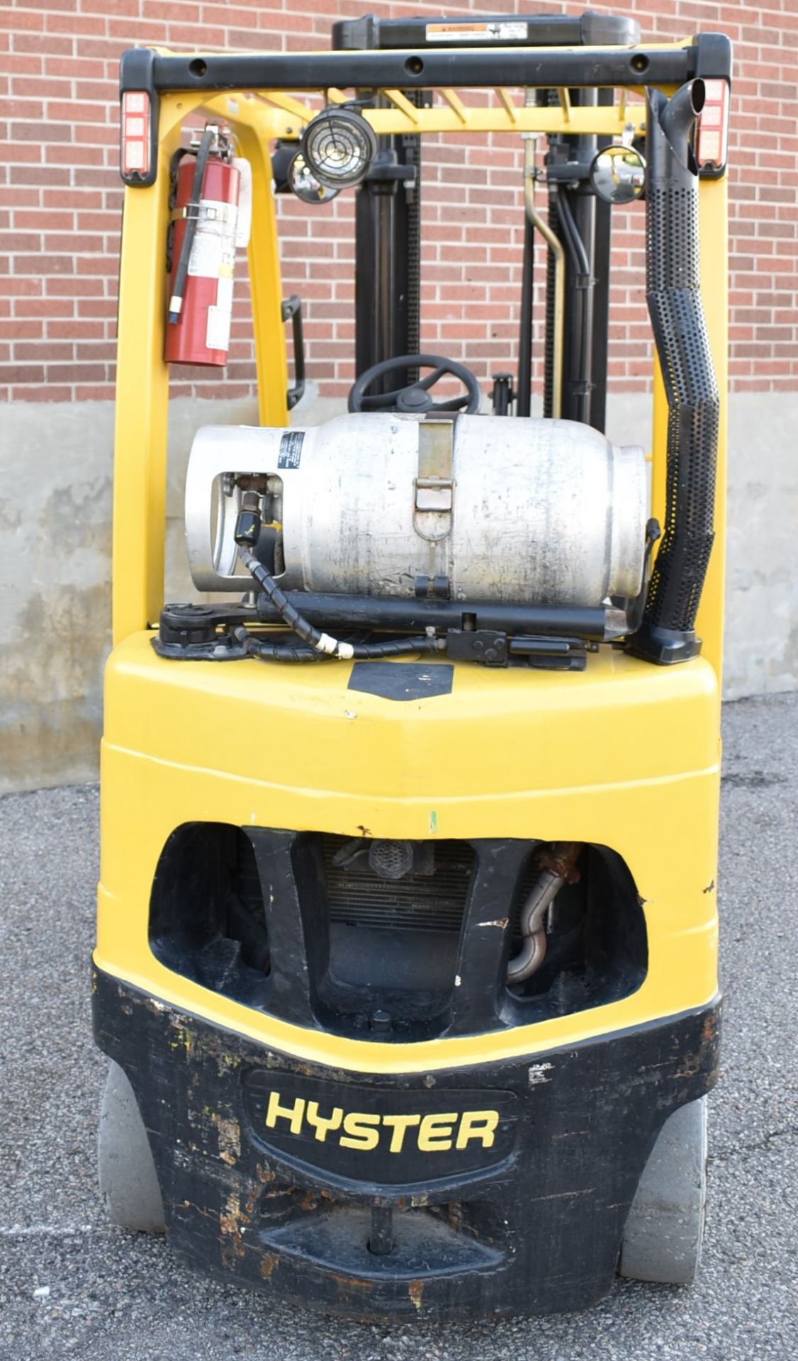 HYSTER S50FT 4,200 LB CAPACITY LPG FORKLIFT WITH 218.5" MAXIMUM LIFT HEIGHT, 3-STAGE MAST, SIDE - Image 5 of 10