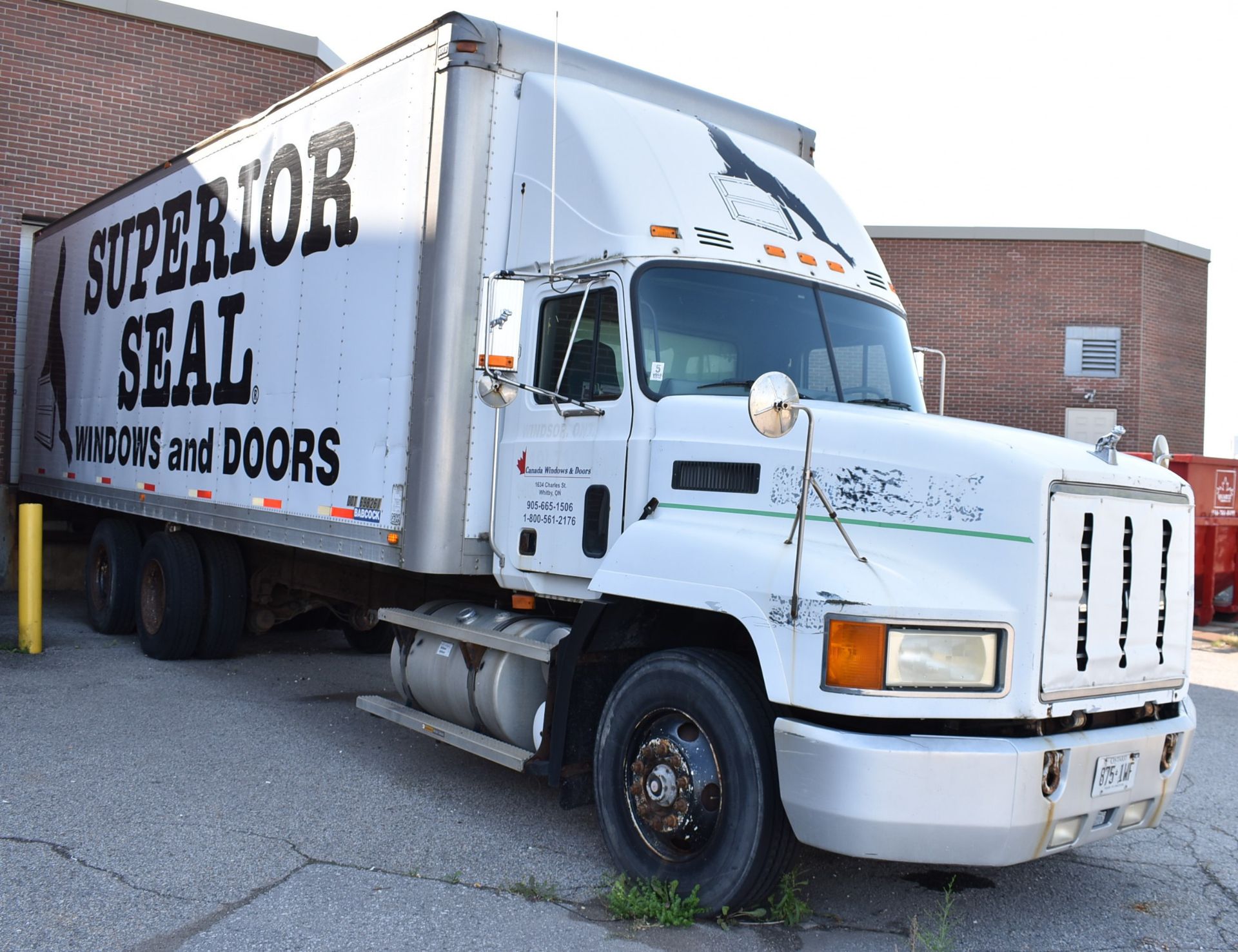 MACK (1996) CH613 STRAIGHT TRUCK WITH EATON FULLER 7-SPEED MANUAL TRANSMISSION, 30' BOX, EM7-275 - Image 3 of 24