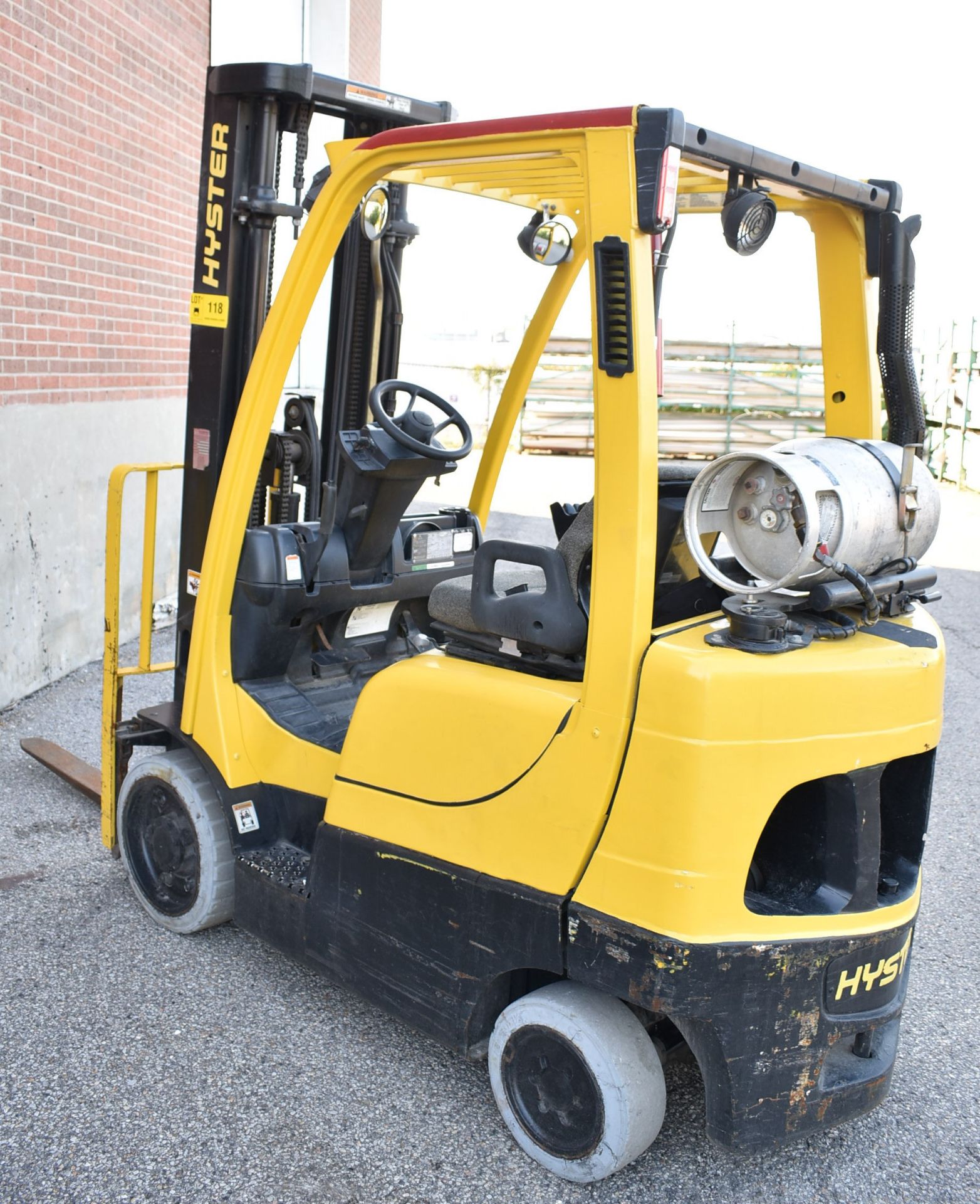 HYSTER S50FT 4,200 LB CAPACITY LPG FORKLIFT WITH 218.5" MAXIMUM LIFT HEIGHT, 3-STAGE MAST, SIDE - Image 6 of 10