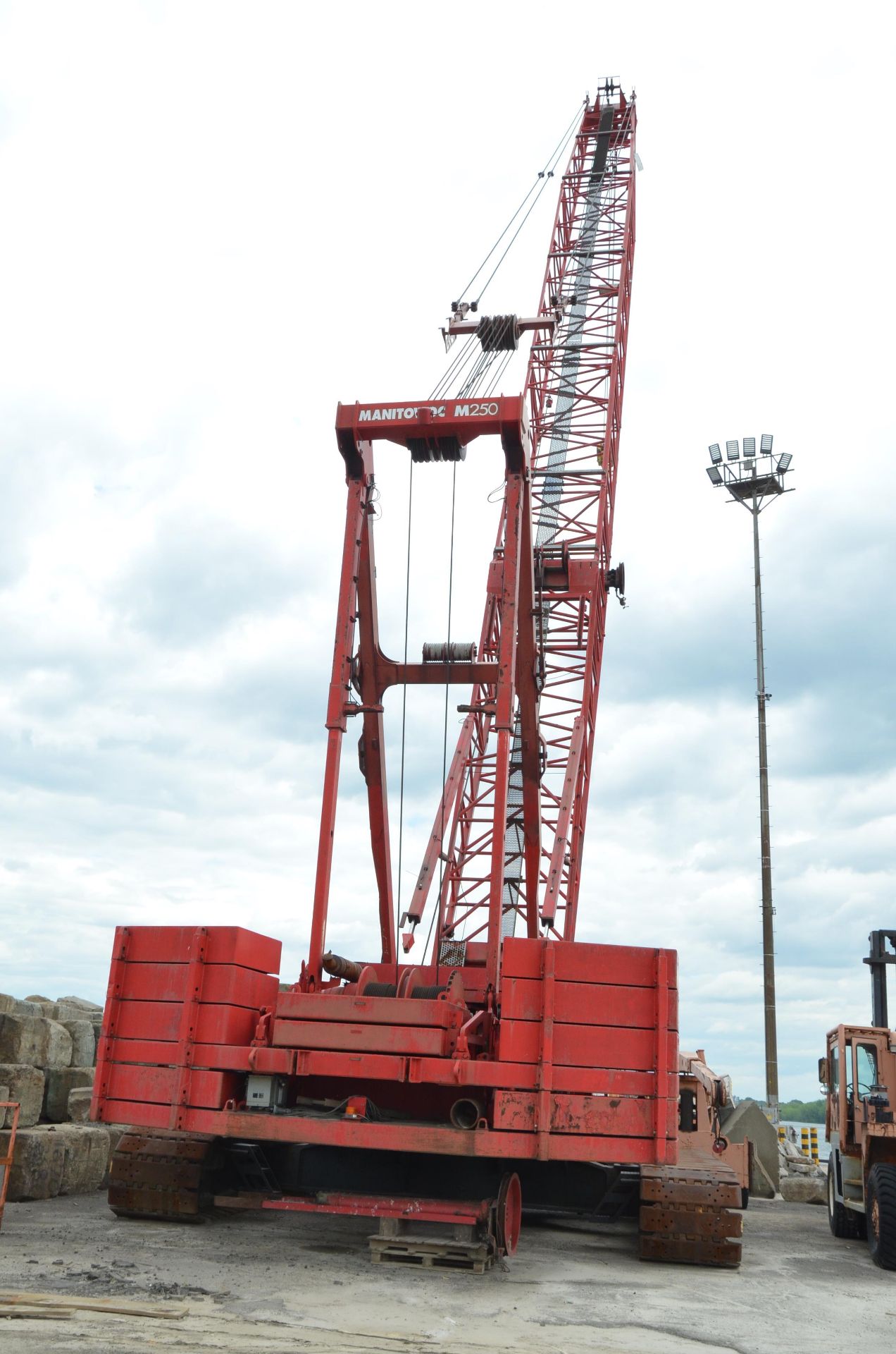 MANITOWOC ENGINEERING M250 EPIC 300 TON LATTICE BOOM CRAWLER CRANE - Image 24 of 58