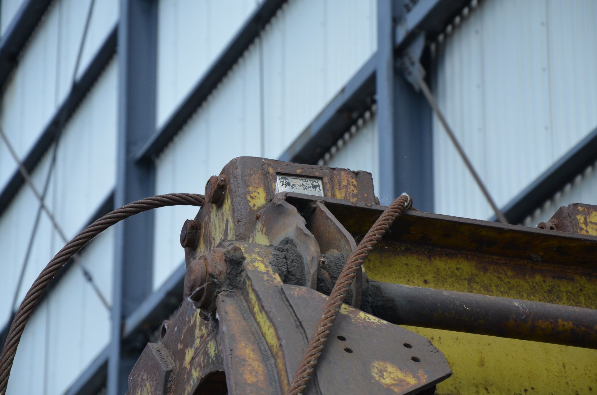 MCGINNES MFG WIRE ROPE OPERATED CLAMSHELL BUCKET CRANE ATTACHMENT - Image 4 of 7