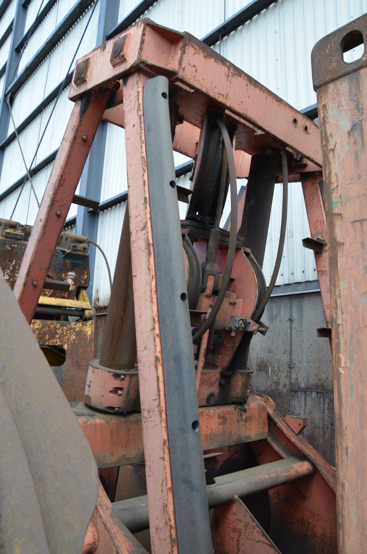 MFG UNKNOWN WIRE ROPE OPERATED CLAMSHELL BUCKET CRANE ATTACHMENT - Image 3 of 7