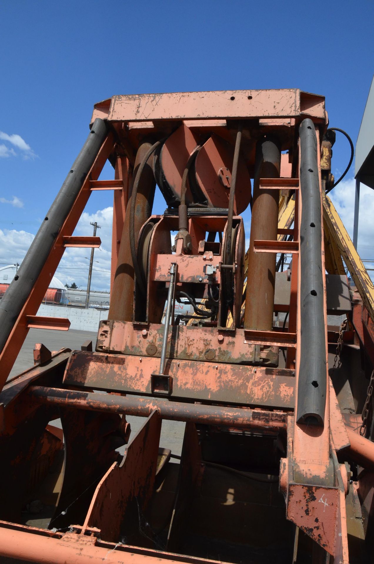 MFG UNKNOWN WIRE ROPE OPERATED CLAMSHELL BUCKET CRANE ATTACHMENT - Image 7 of 7